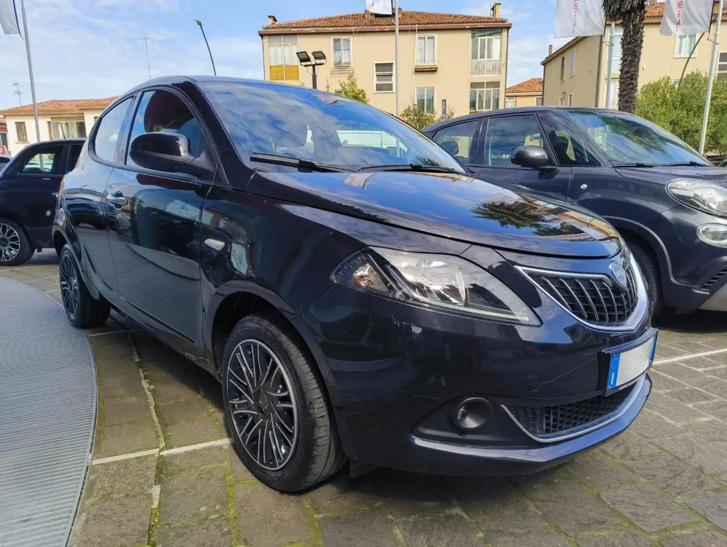 Lancia Ypsilon 1.0 FireFly 70 CV 5 porte S&S Hybrid Gold Nero - 2
