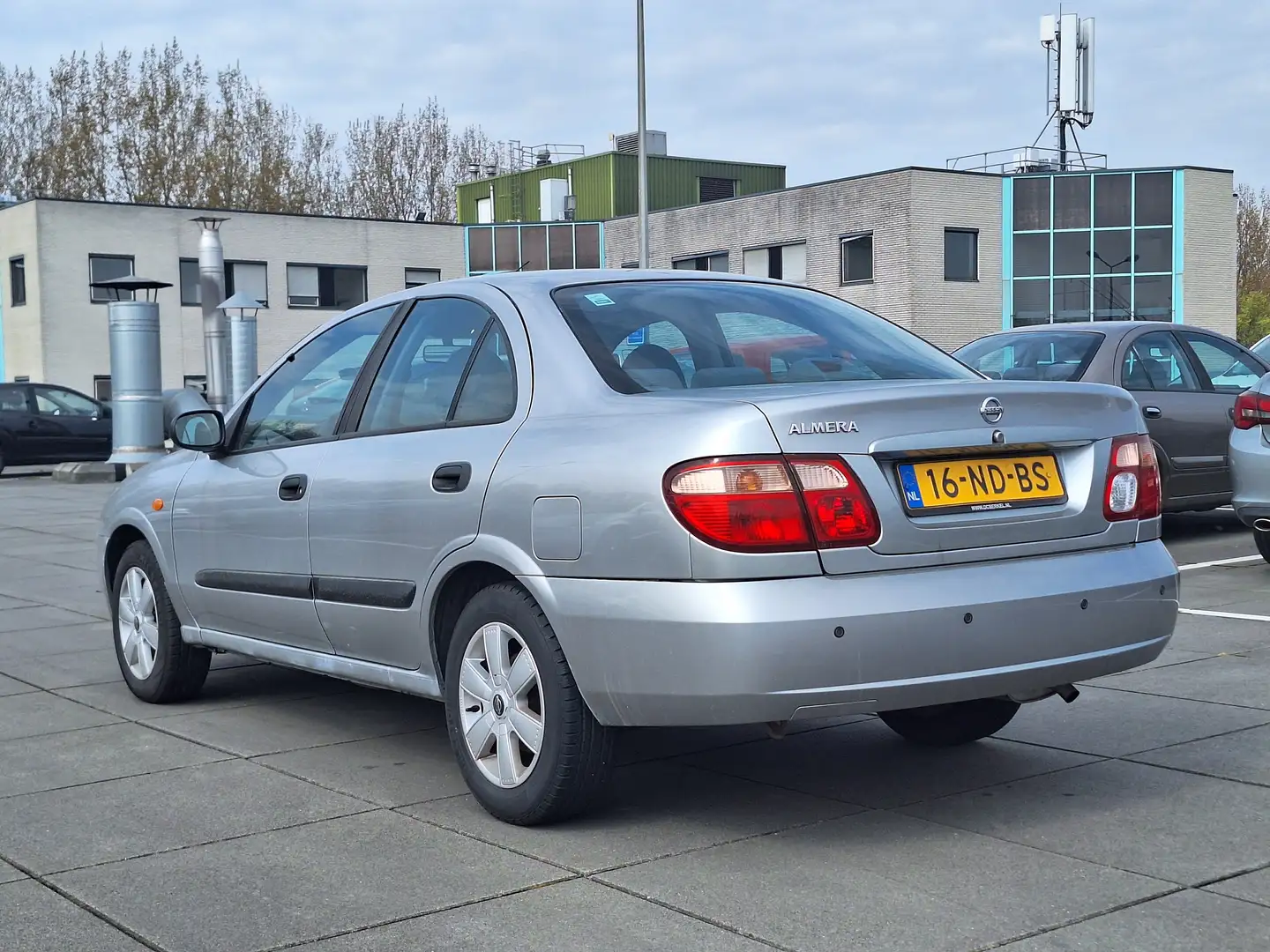 Nissan Almera €2495,-1.8 Visia Aircondition Katalysator Sedan Gris - 2
