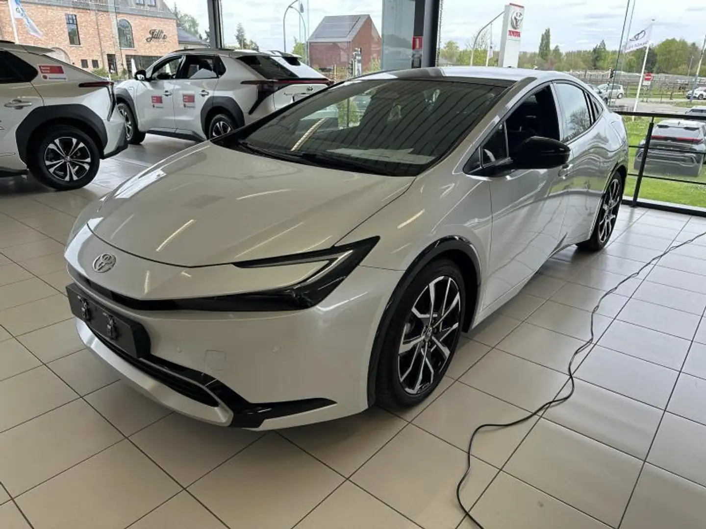 Toyota Prius Premium Plus White - 2