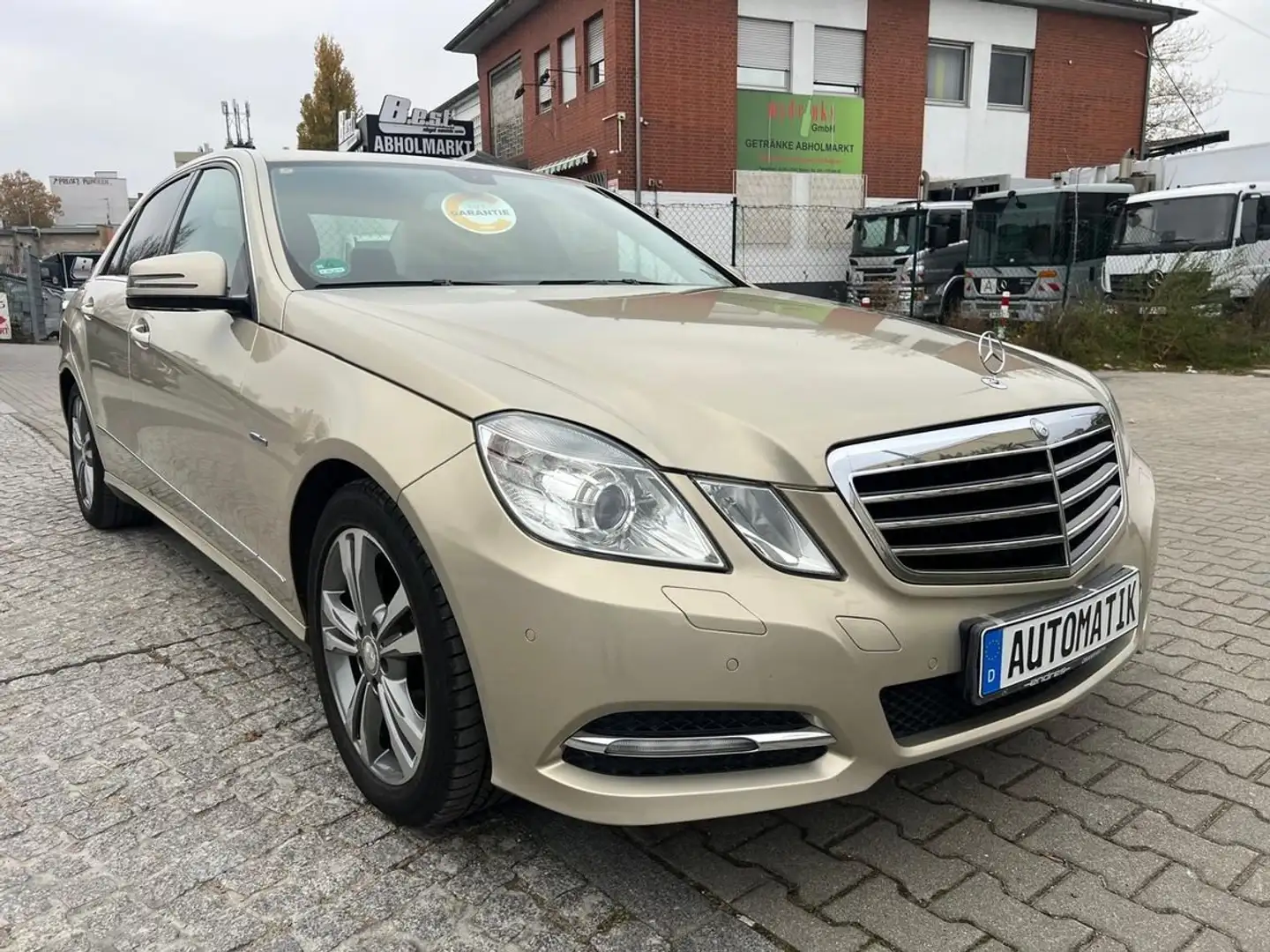 Mercedes-Benz E 220 E 220 CDI BlueEfficiency Automatik,Klima,Navi,PDC Beige - 1