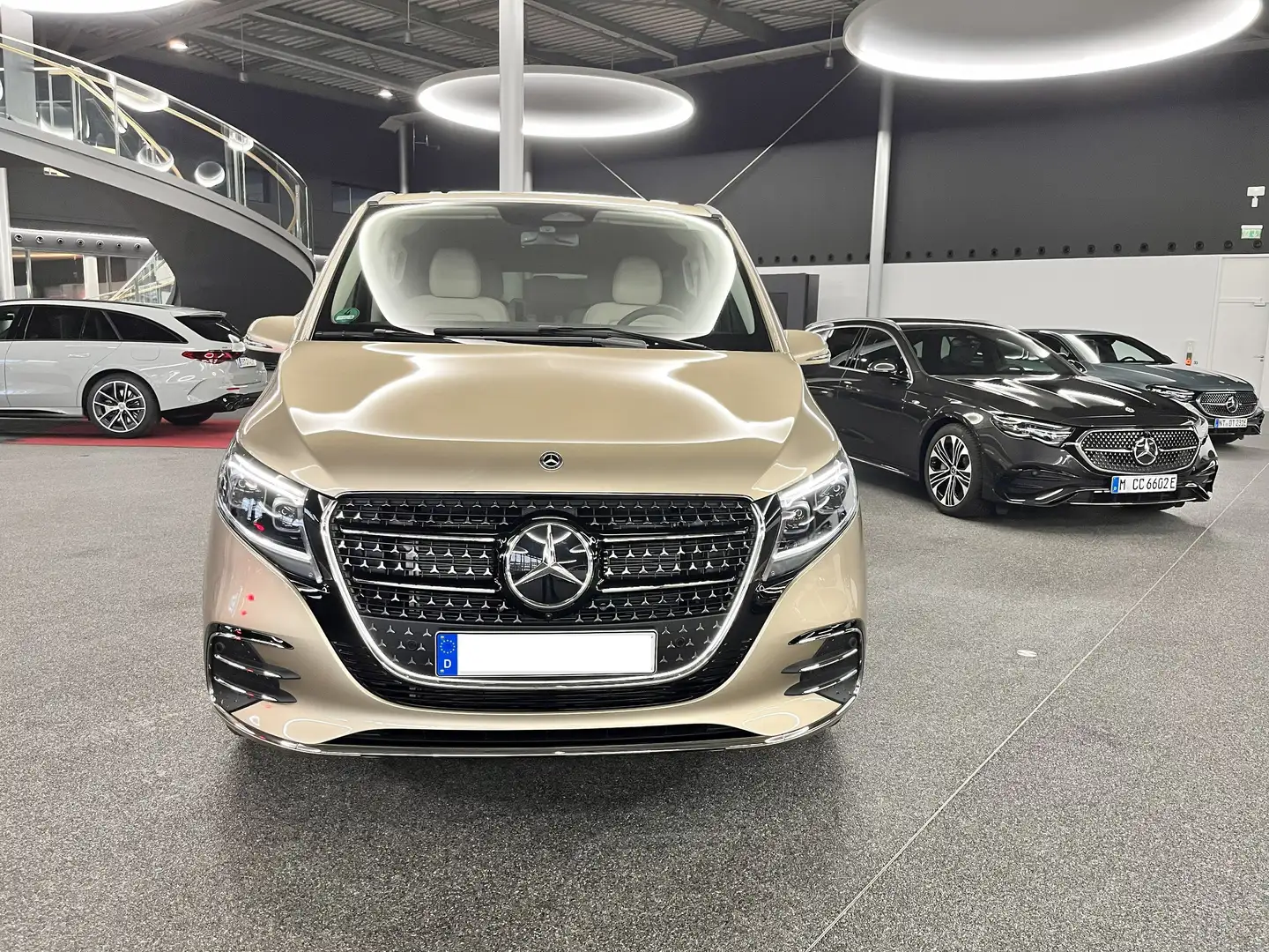 Mercedes-Benz V 300 d AVANTGARDE AMG 7-Sitzer AHV StHzg 360Kam Gold - 2