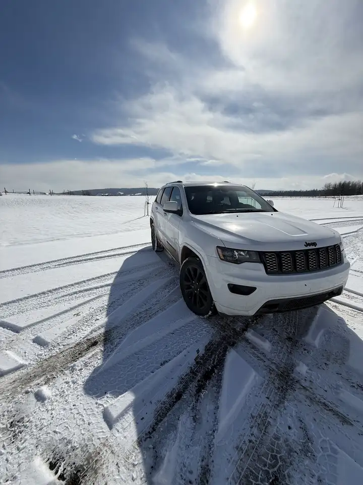 Jeep Grand Cherokee снимка Jeep Grand Cherokee