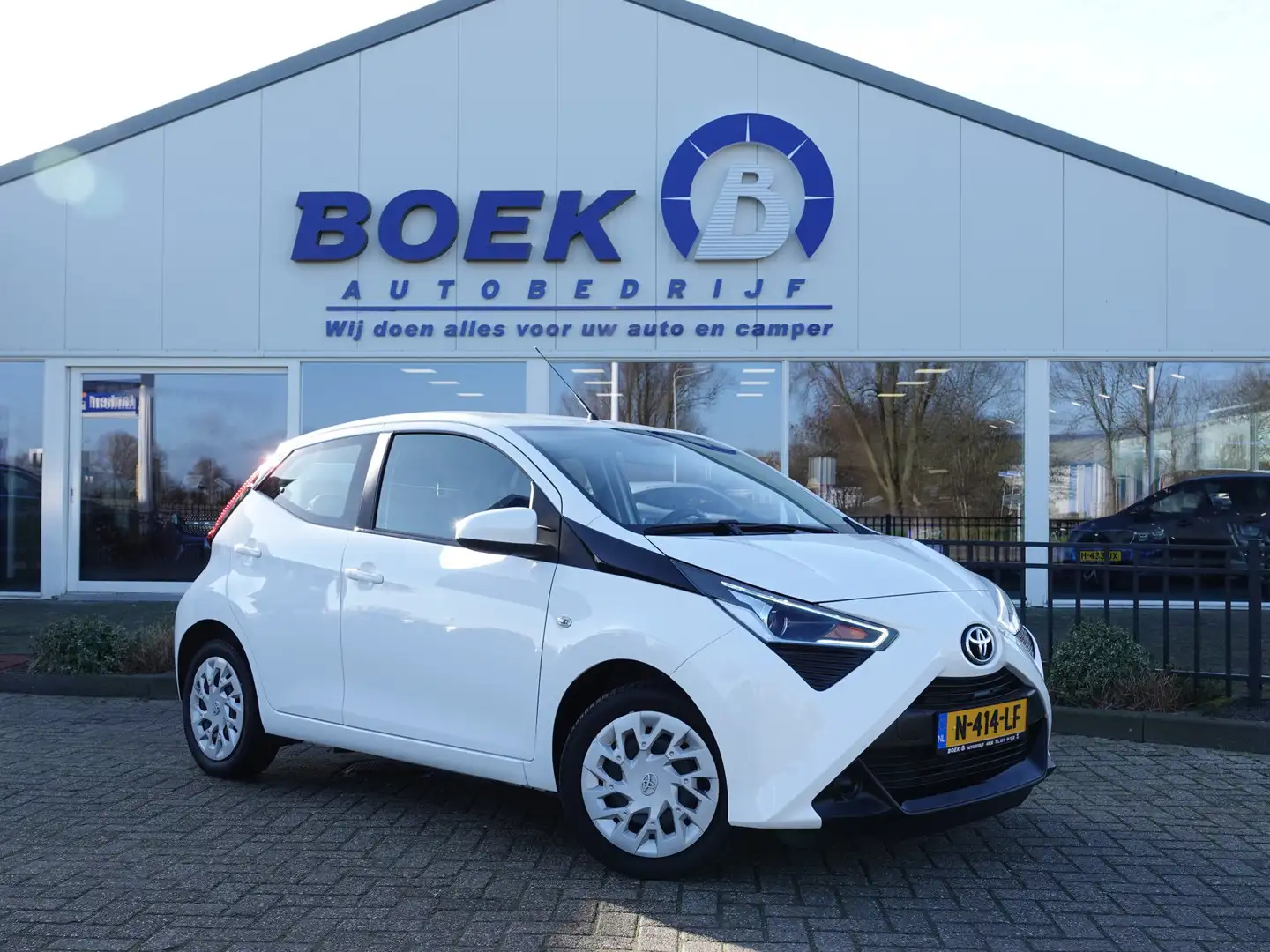 Toyota Aygo 1.0 VVT-i x-play NAVI | CAMERA | AIRCO | BT-TEL Wit - 1