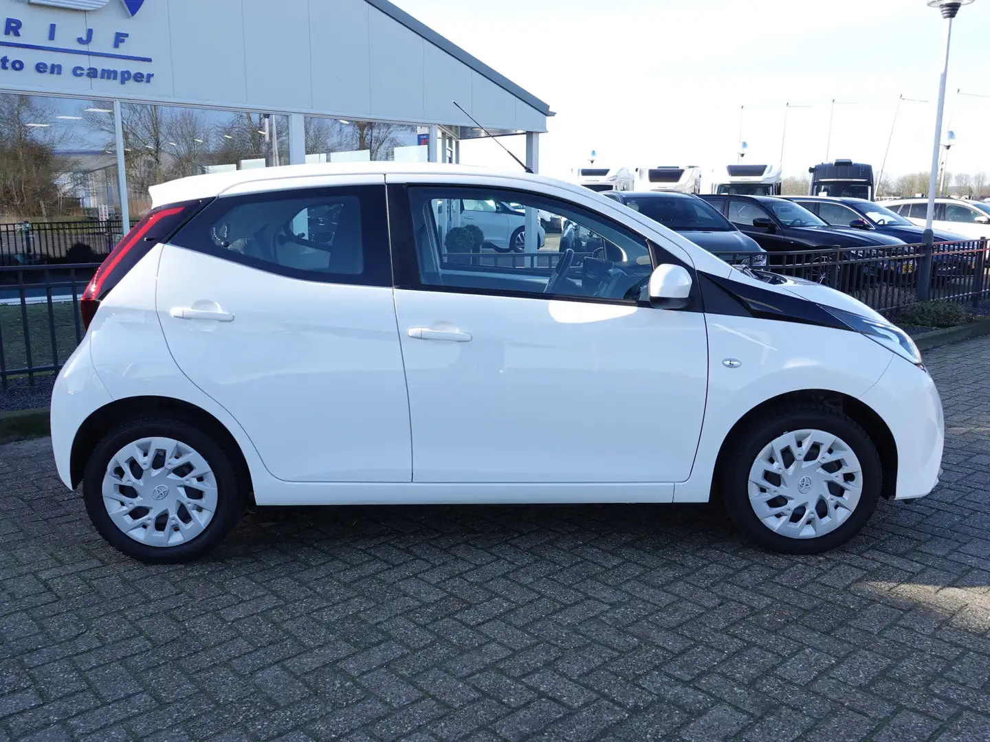 Toyota Aygo 1.0 VVT-i x-play NAVI | CAMERA | AIRCO | BT-TEL Wit - 2