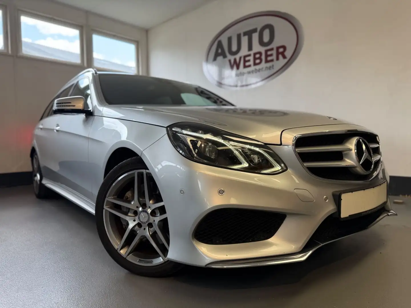 Mercedes-Benz E 400 T 4 MATIC*AMG-LINE*LEDER*LED*NAVI*AHK*SHZ* Silber - 1