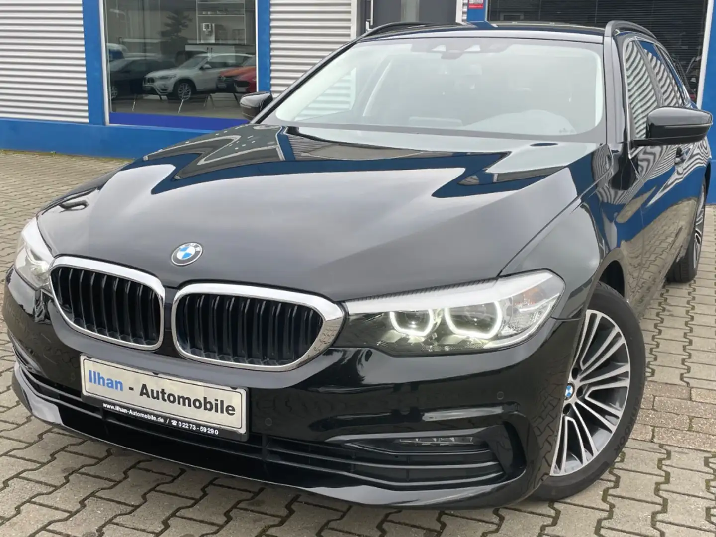 BMW 520 i Touring Sport Line*LED*T-LEDER*NAV*RCAM*PDC Schwarz - 1