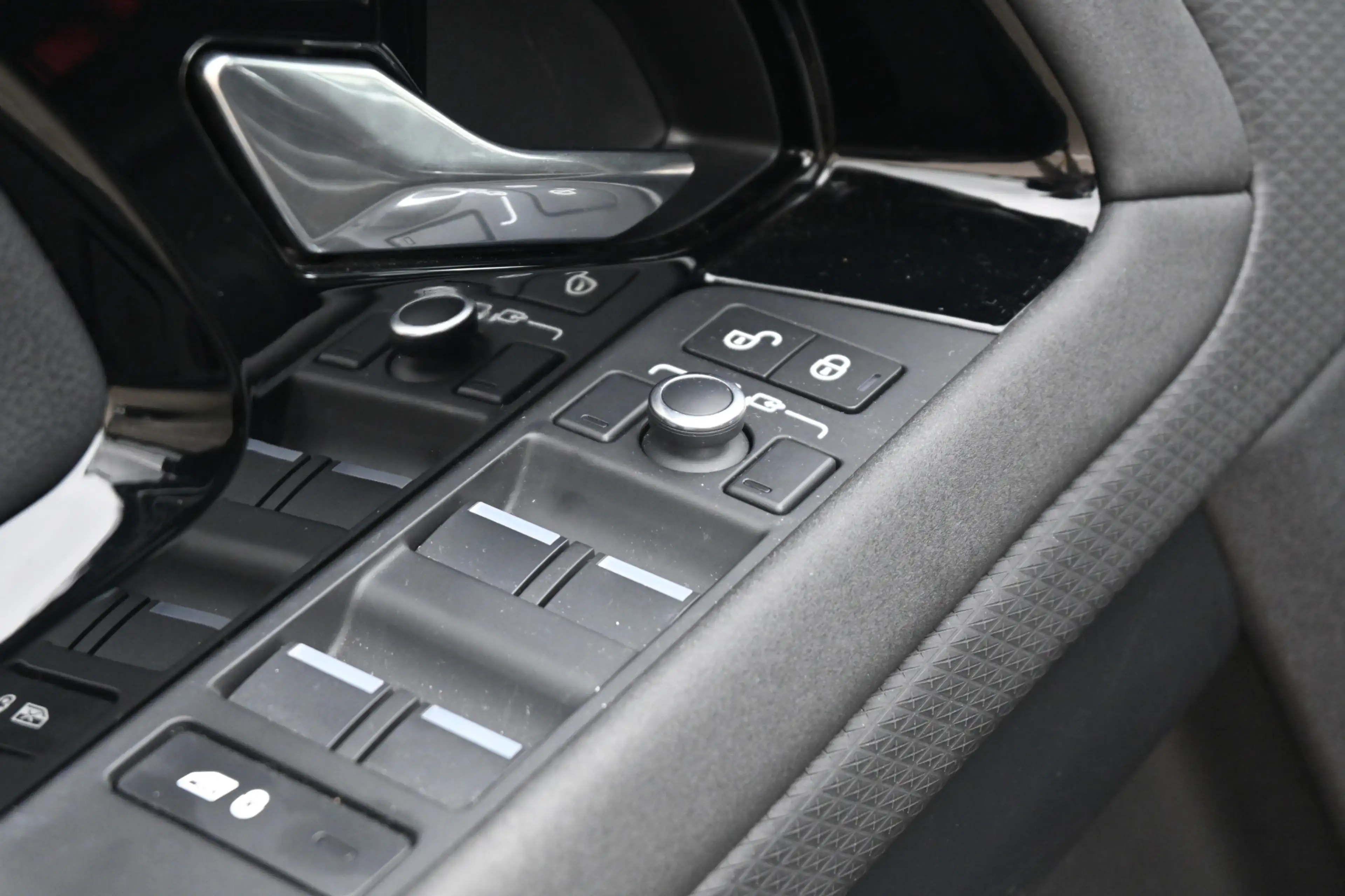 Land Rover Range Rover Evoque 2.0 P200 AWD S — photo 19