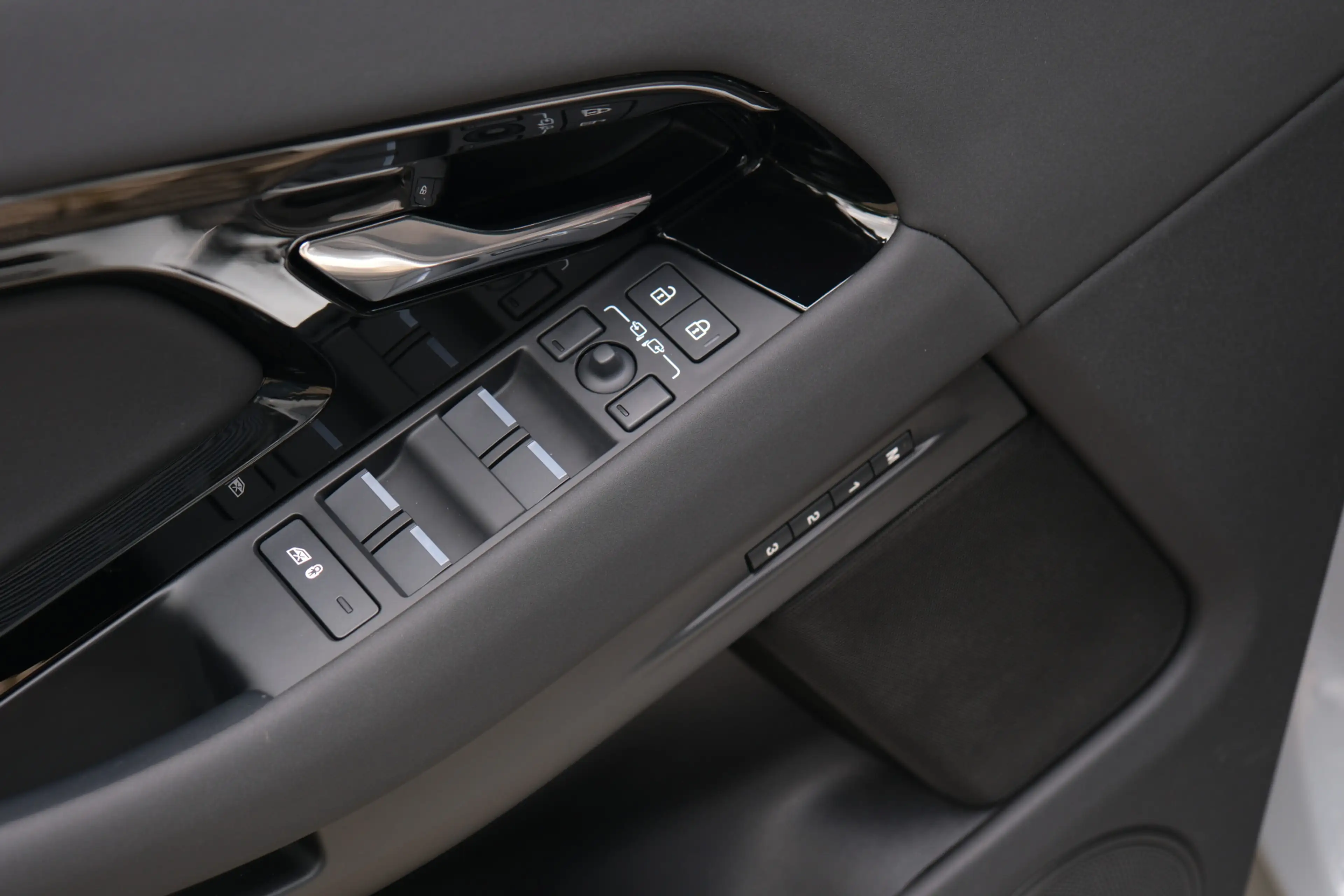 Land Rover Range Rover Evoque 1.5 P270e PHEV AWD Dynamic SE | Black Pack | Schui — photo 12