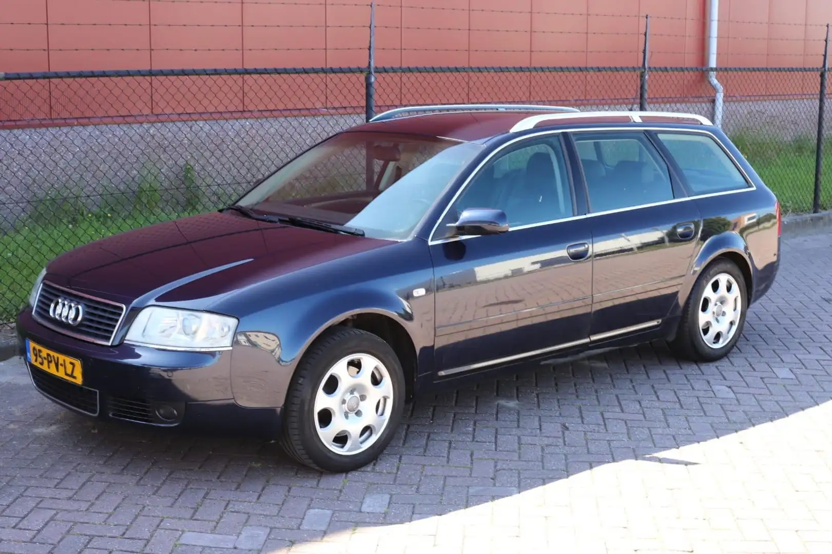 Audi A6 Avant 2.4 MT Blauw - 1