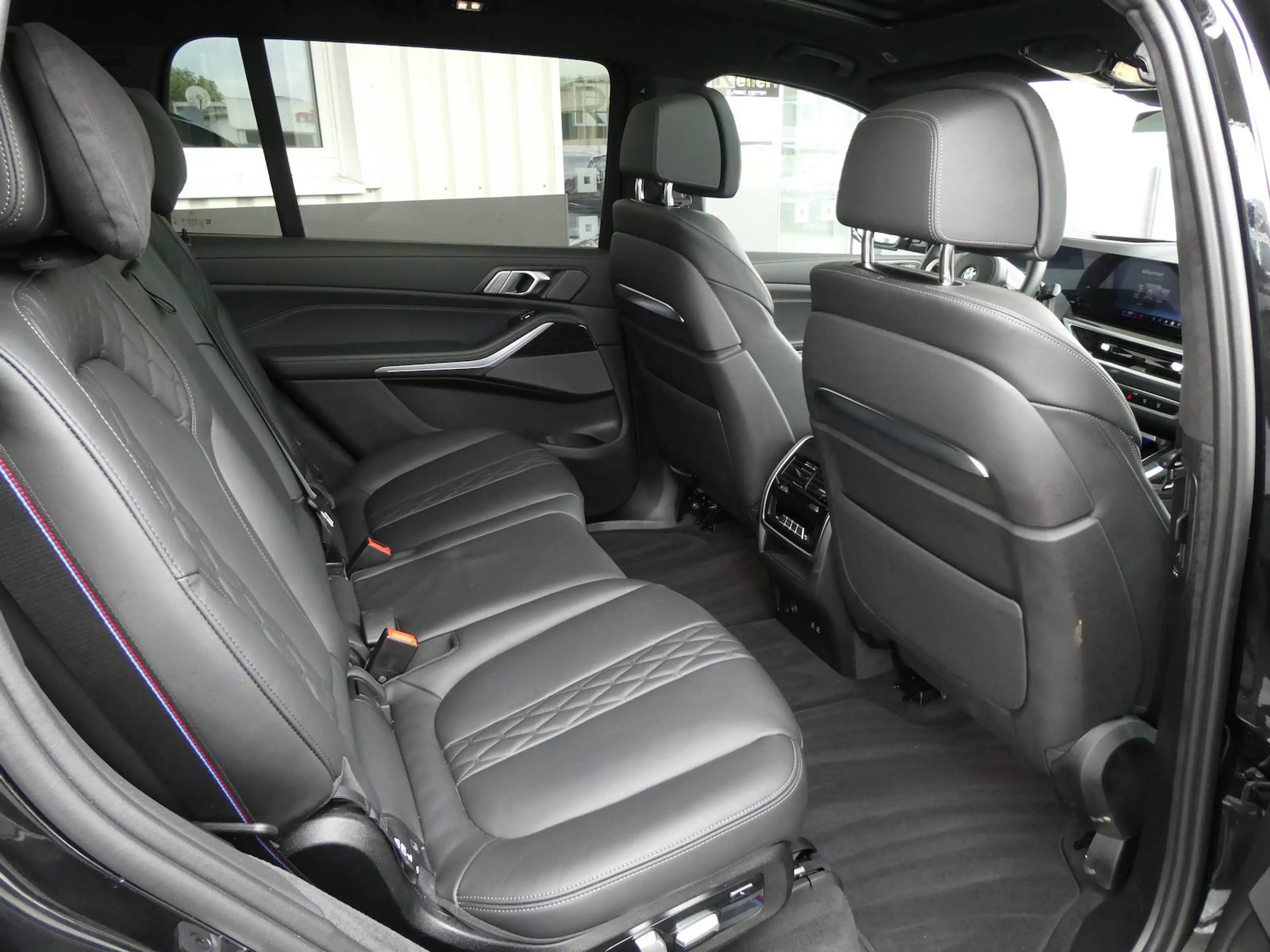 BMW X7 M xDrive M60 i M Sport Pro — photo 11