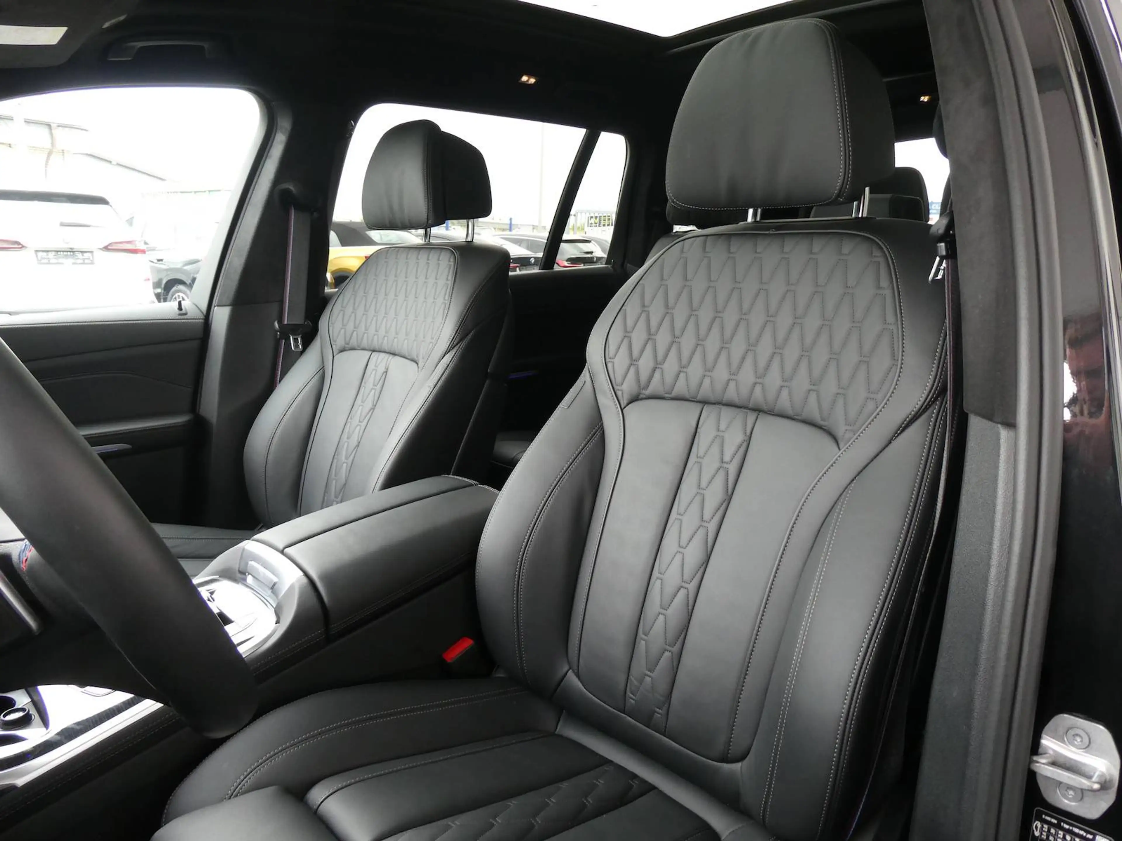 BMW X7 M xDrive M60 i M Sport Pro — photo 10