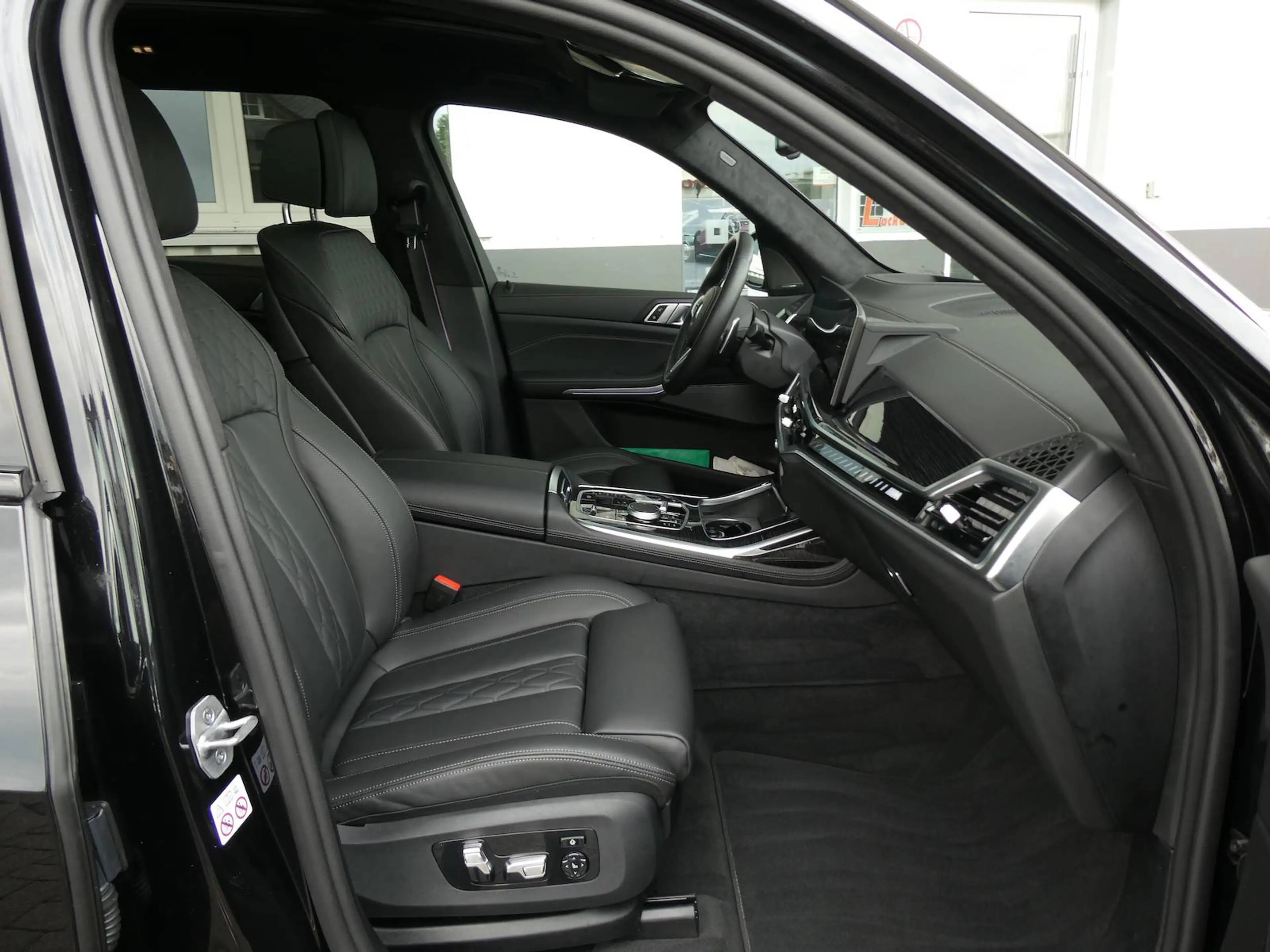 BMW X7 M xDrive M60 i M Sport Pro — photo 13