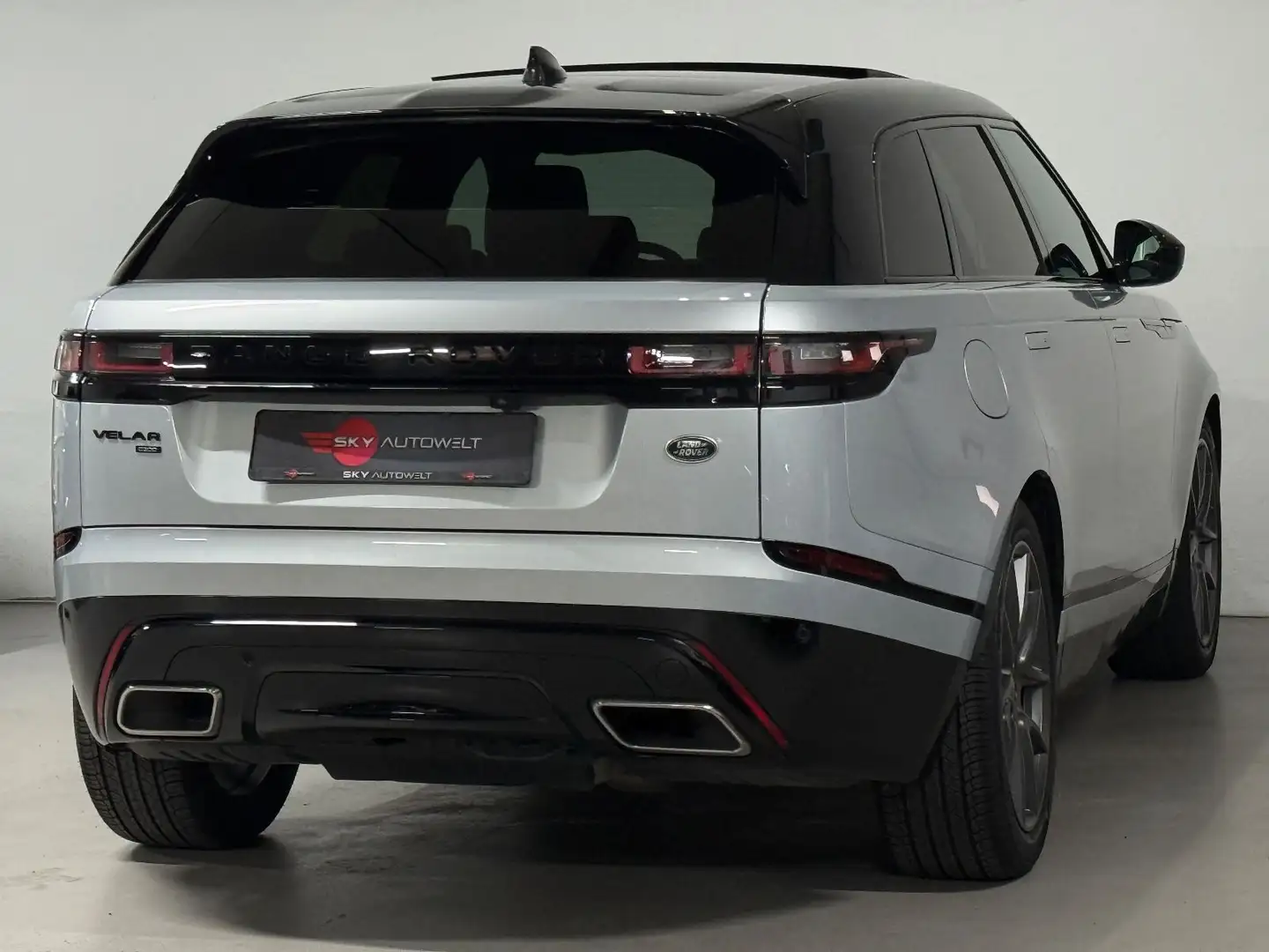 Land Rover Range Rover Velar R-Dynamic HSE/NAVI/PANO/AHK Zilver - 2