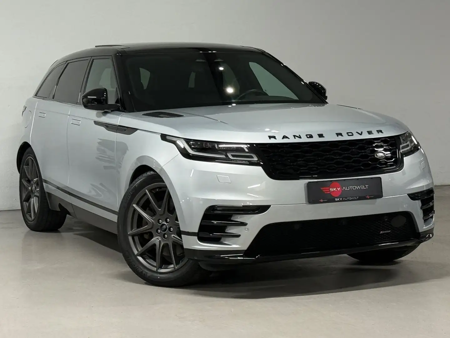 Land Rover Range Rover Velar R-Dynamic HSE/NAVI/PANO/AHK Zilver - 1