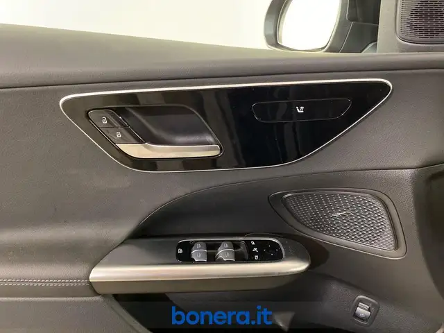 Mercedes-Benz C-Class view 19