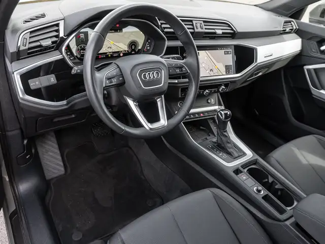 Audi Q3 view 9