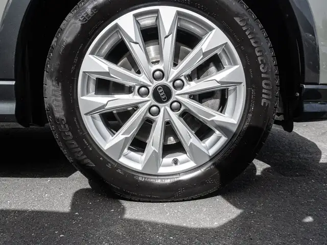 Audi Q3 view 7