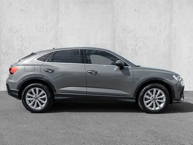 Audi Q3 view 5