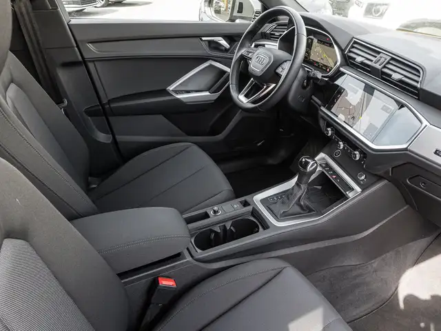Audi Q3 view 8