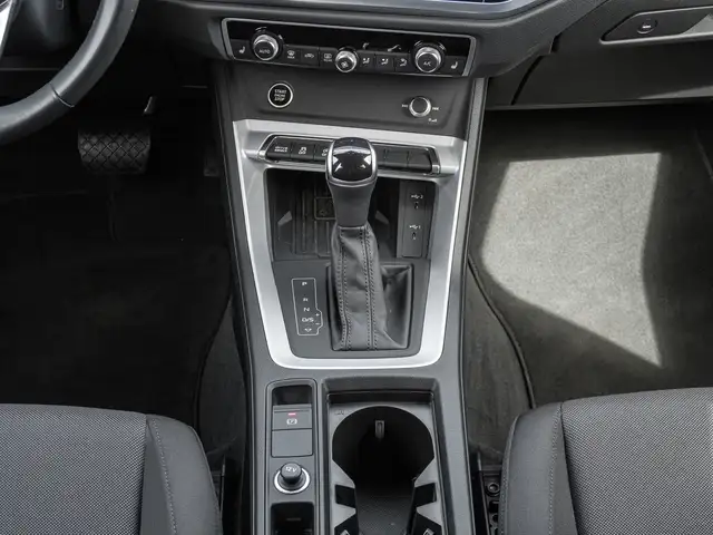Audi Q3 view 13