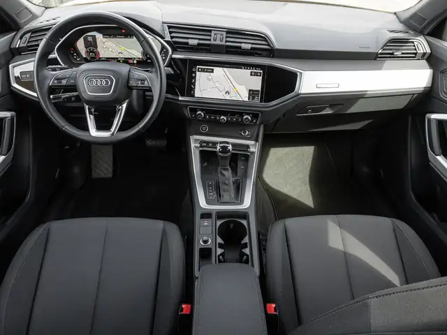 Audi Q3 view 10