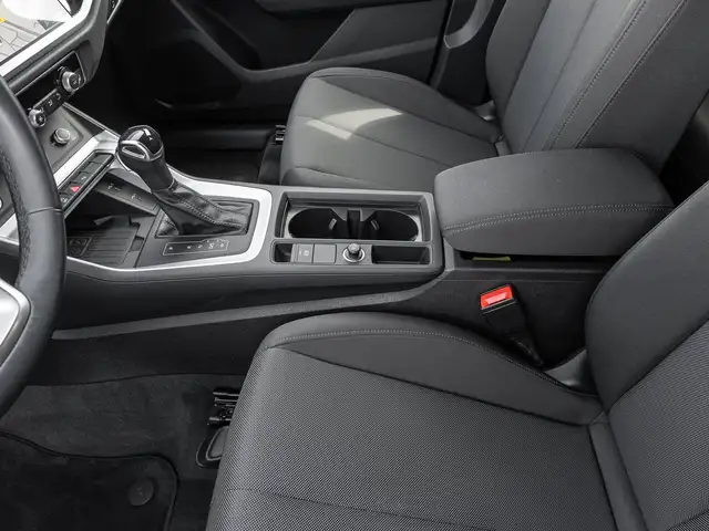 Audi Q3 view 14