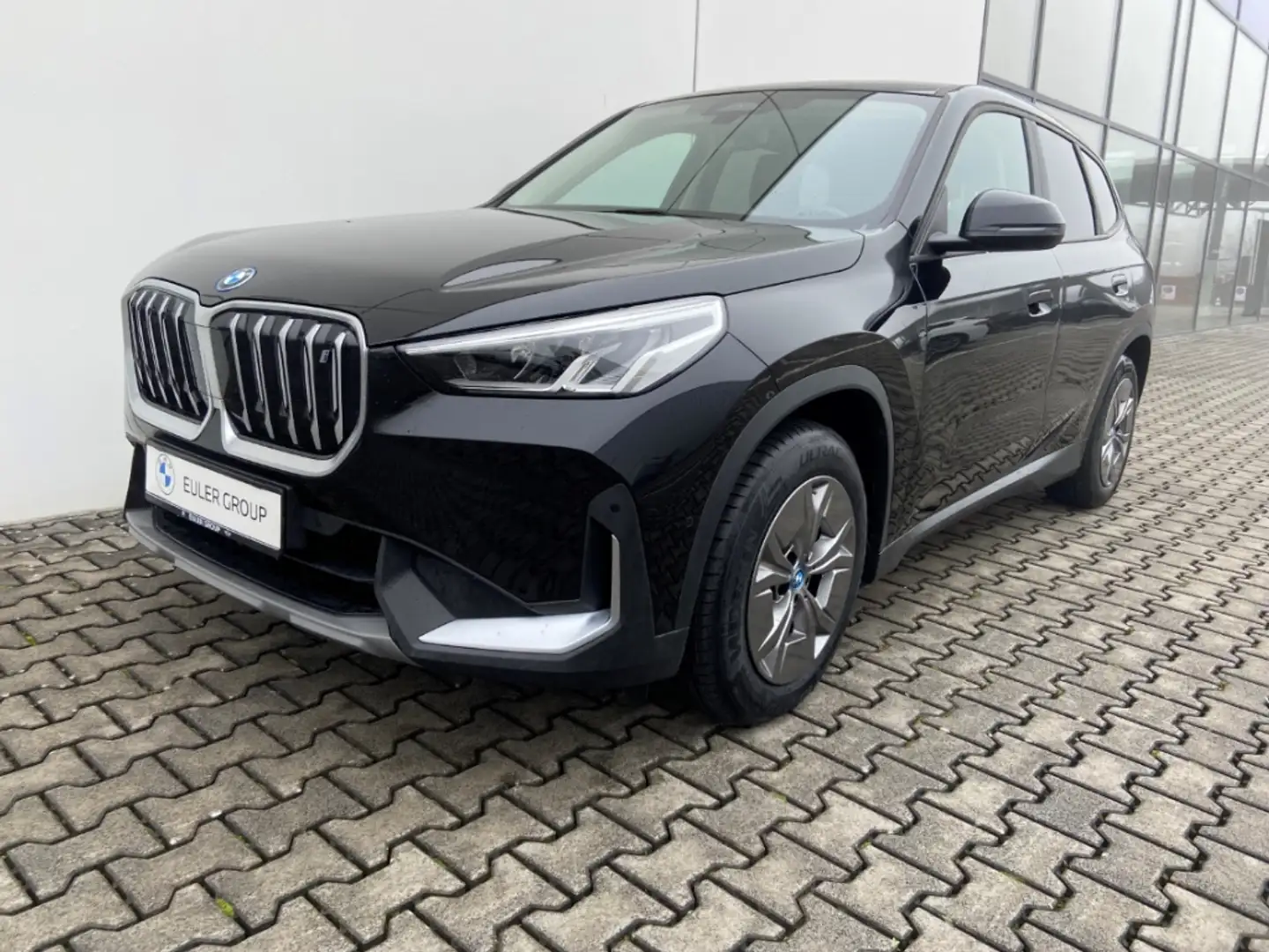 BMW iX1 xDrive 30A AHK SHZ Parkass AHK DAB LMR Schwarz - 1