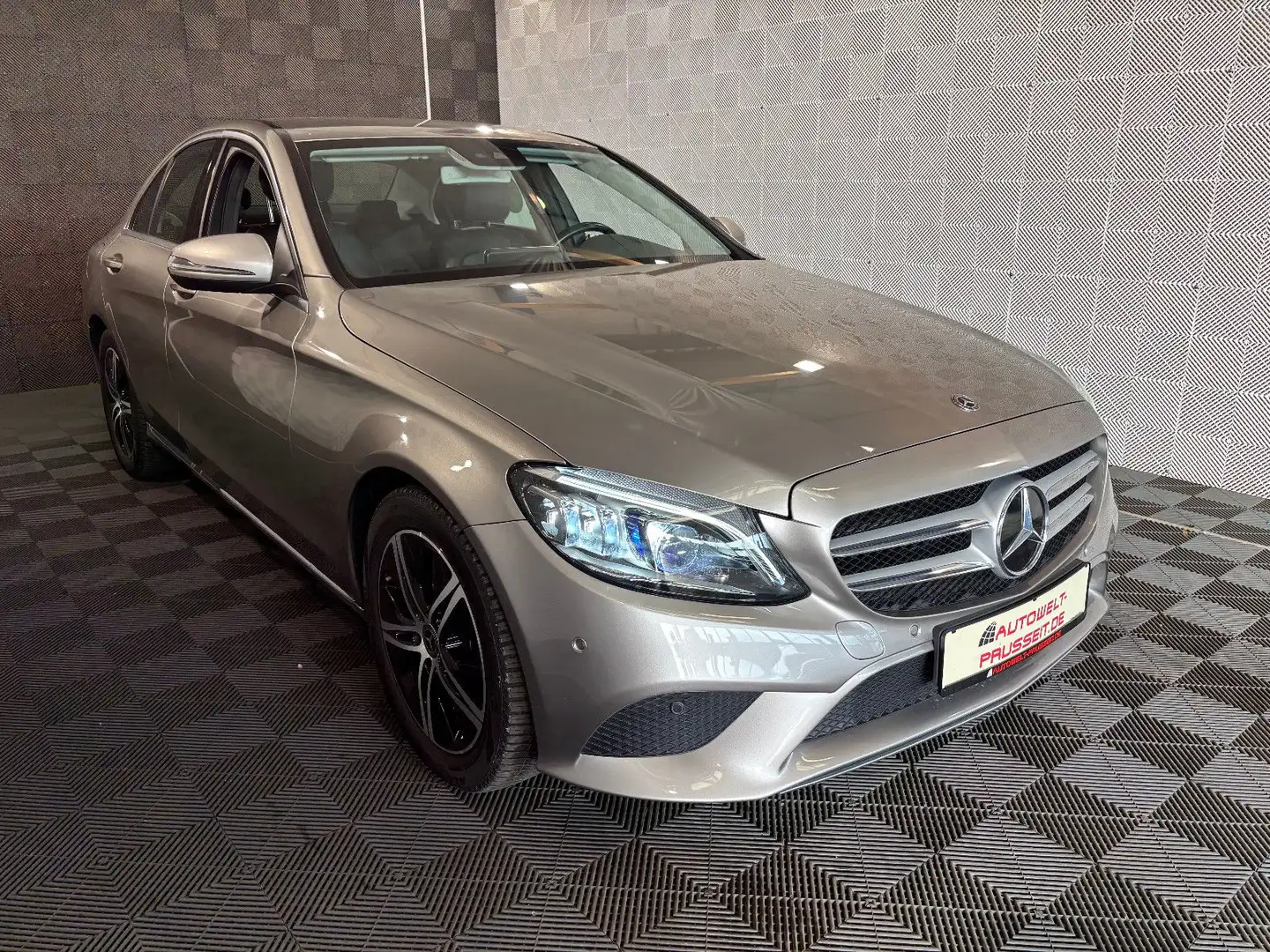 Mercedes-Benz C 180 Lim.*AVANTGARDE*MULTIBEAM-R.KAM-SHZ-NAVI Silber - 1