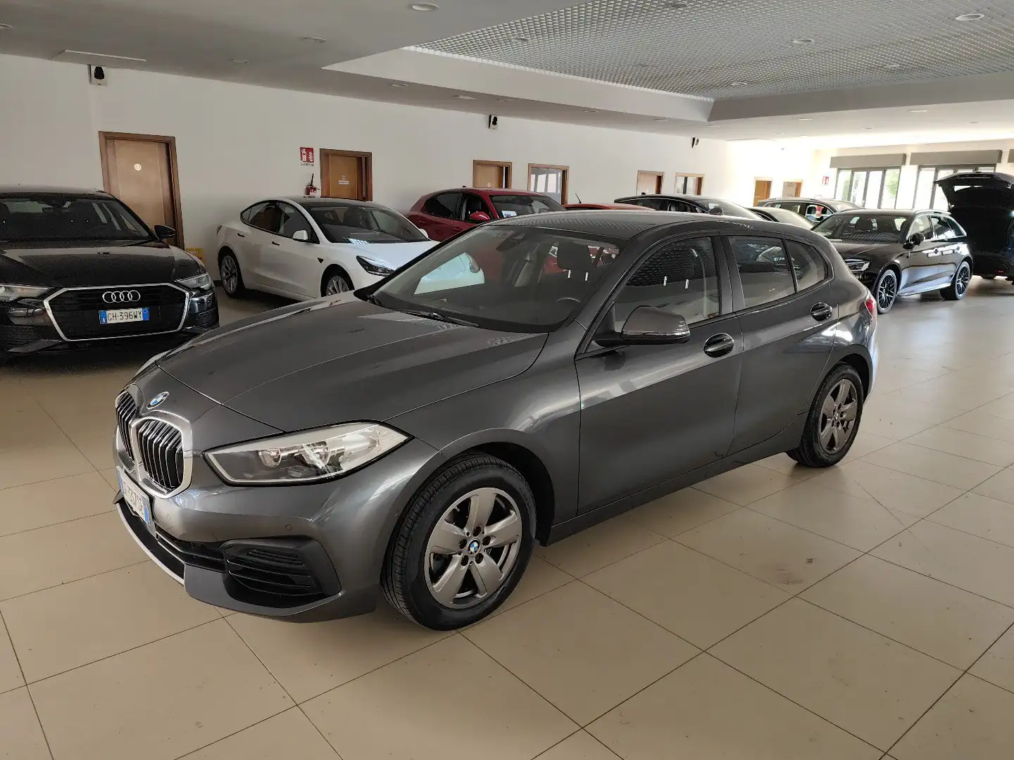 BMW 116 d 5p. auto Navi Cruise Control Sensori DAB Grau - 1