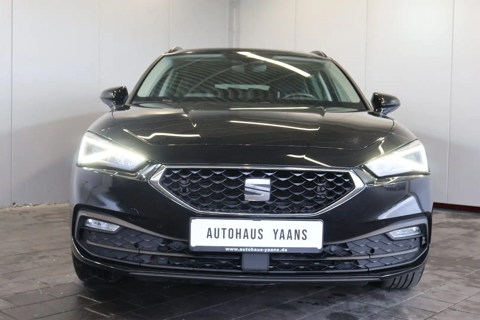 SEAT Leon ST 2.0 TDI Style AID+BEATS+LED+KAM+PANO+AHK Schwarz - 2