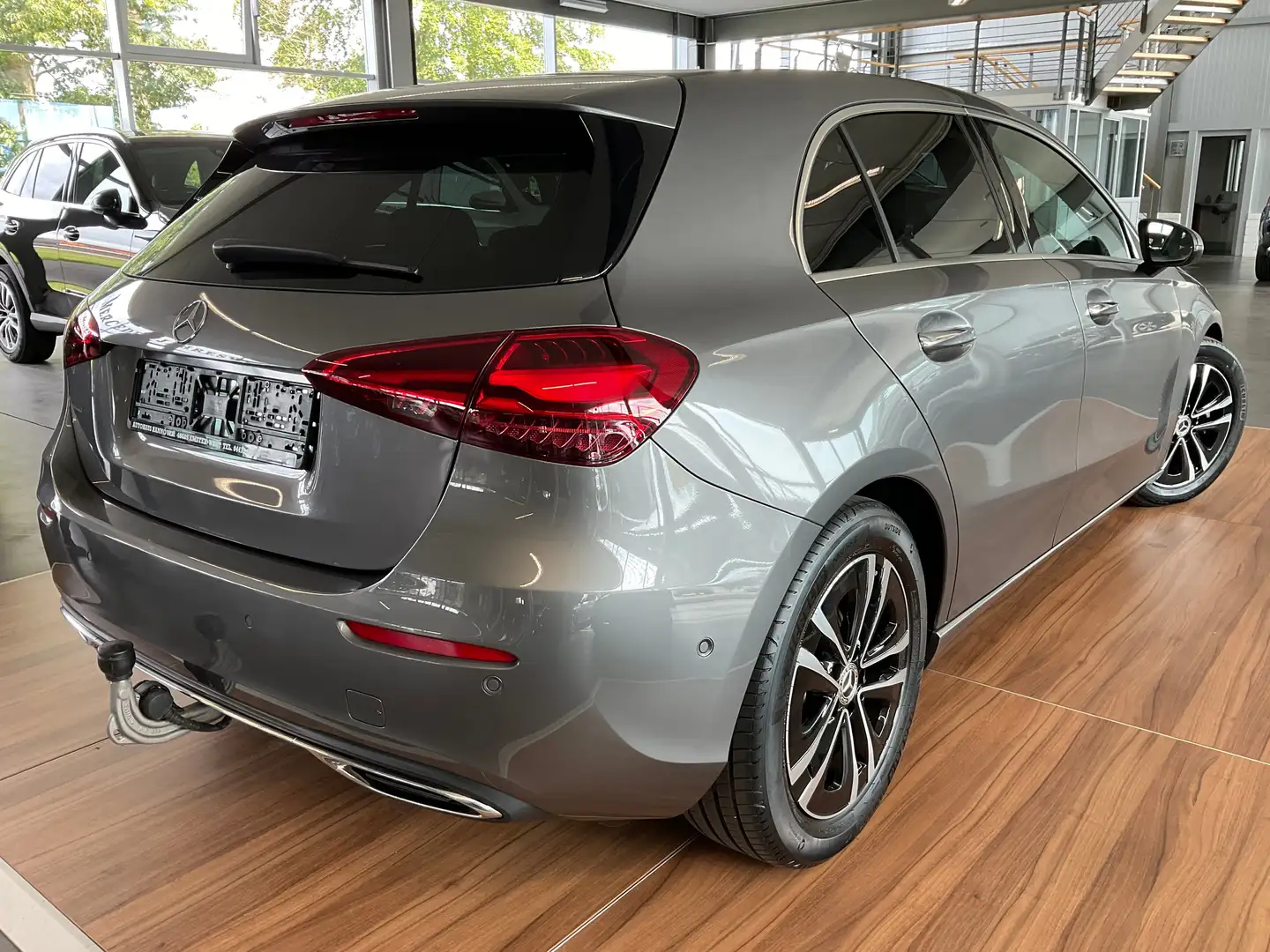 Mercedes-Benz A 200 A 200 d Progressive MULTIBEAM/BURMESTER/AHK/WINTER Grau - 2