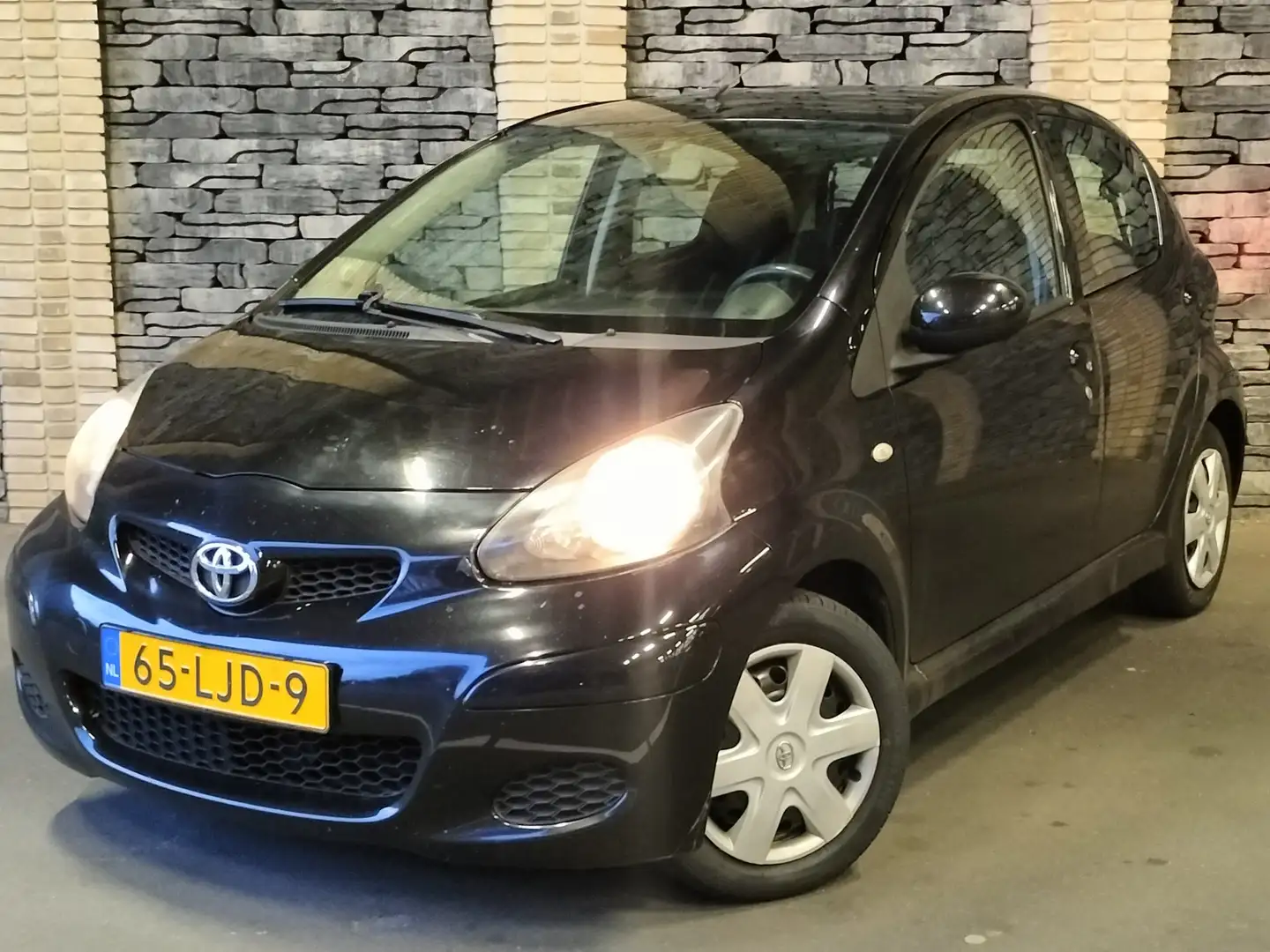 Toyota Aygo cruise, airco centr, elekt ramen, 100% onh Zwart - 2