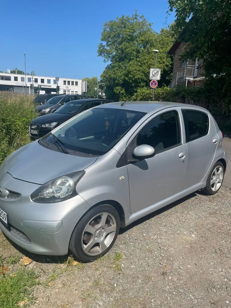 Toyota Aygo 1.0 benzin DEUTSCH AUTOS Grau - 1