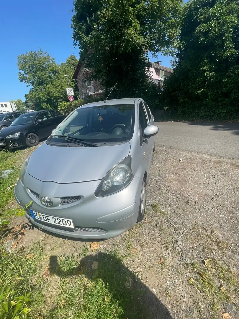 Toyota Aygo 1.0 benzin DEUTSCH AUTOS Grau - 2