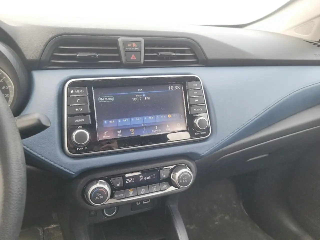 Nissan Versa снимка Nissan Versa