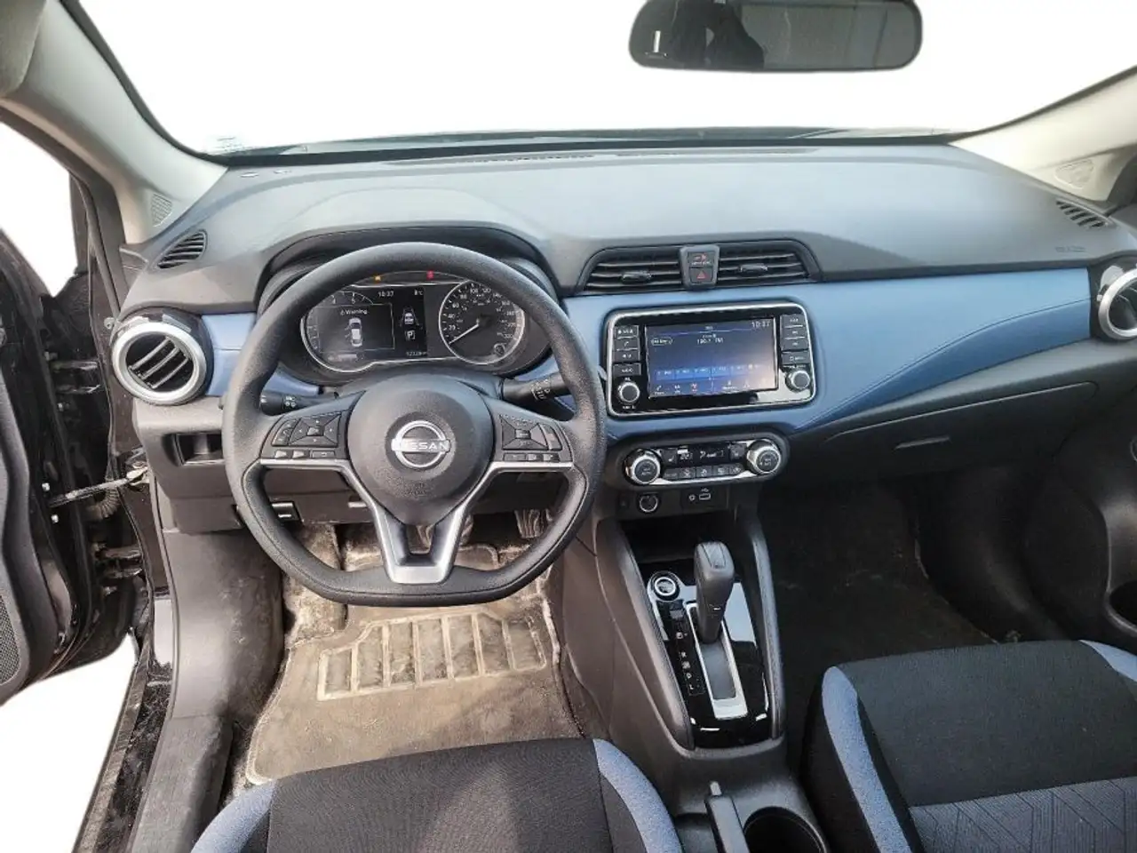 Nissan Versa снимка Nissan Versa