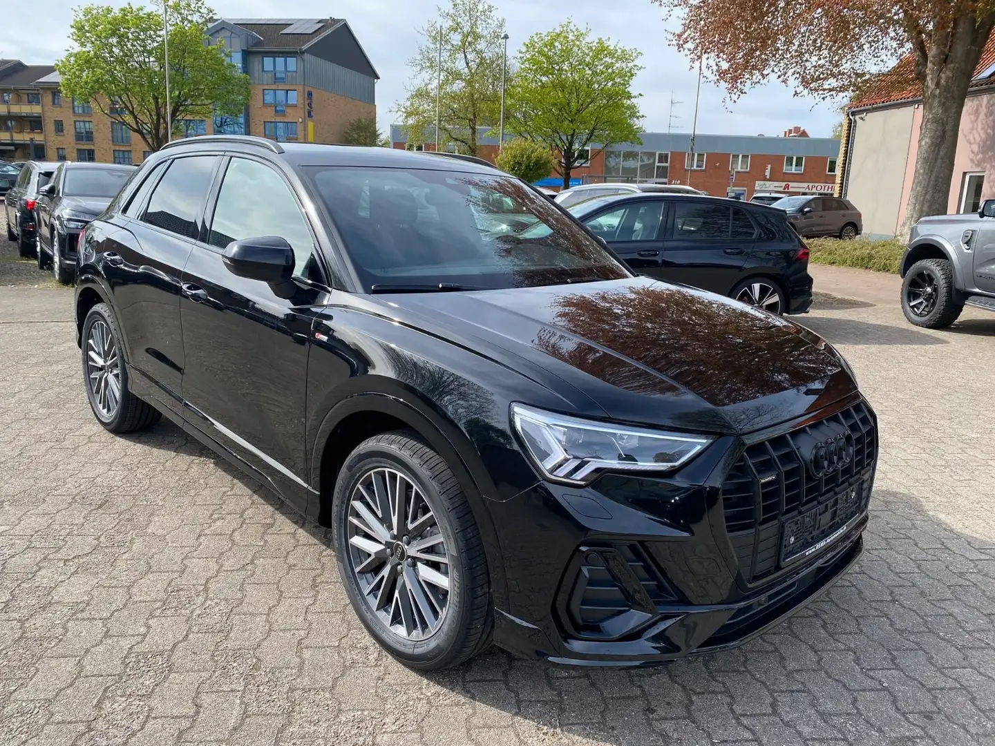 Audi Q3 40 TDI qu S line ACC AHK Optik Paket 19 Zoll Schwarz - 1