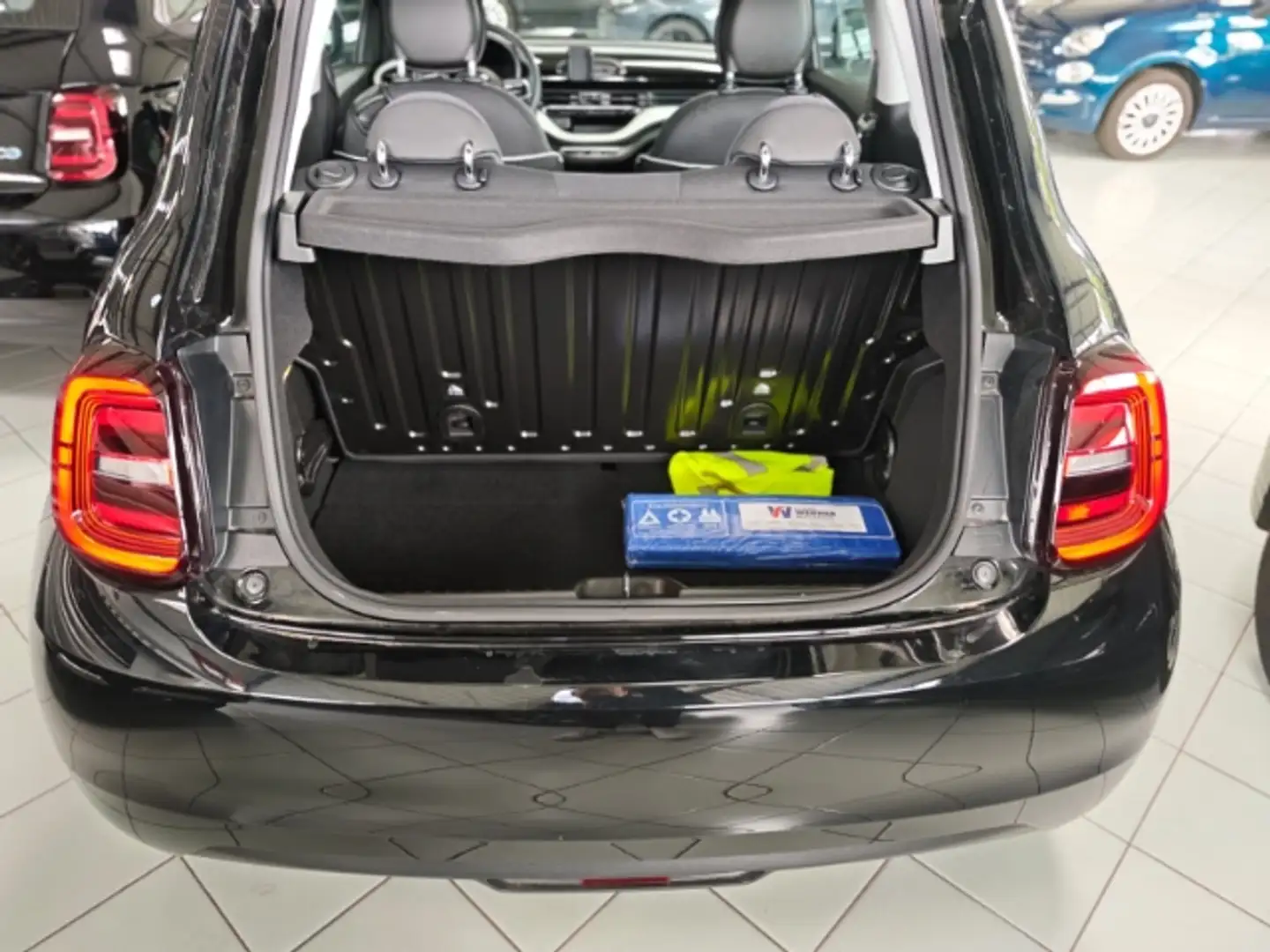 Fiat 500e Fiat Neuer Action MJ22 Fahrerprofil DAB SHZ Spurha Schwarz - 2