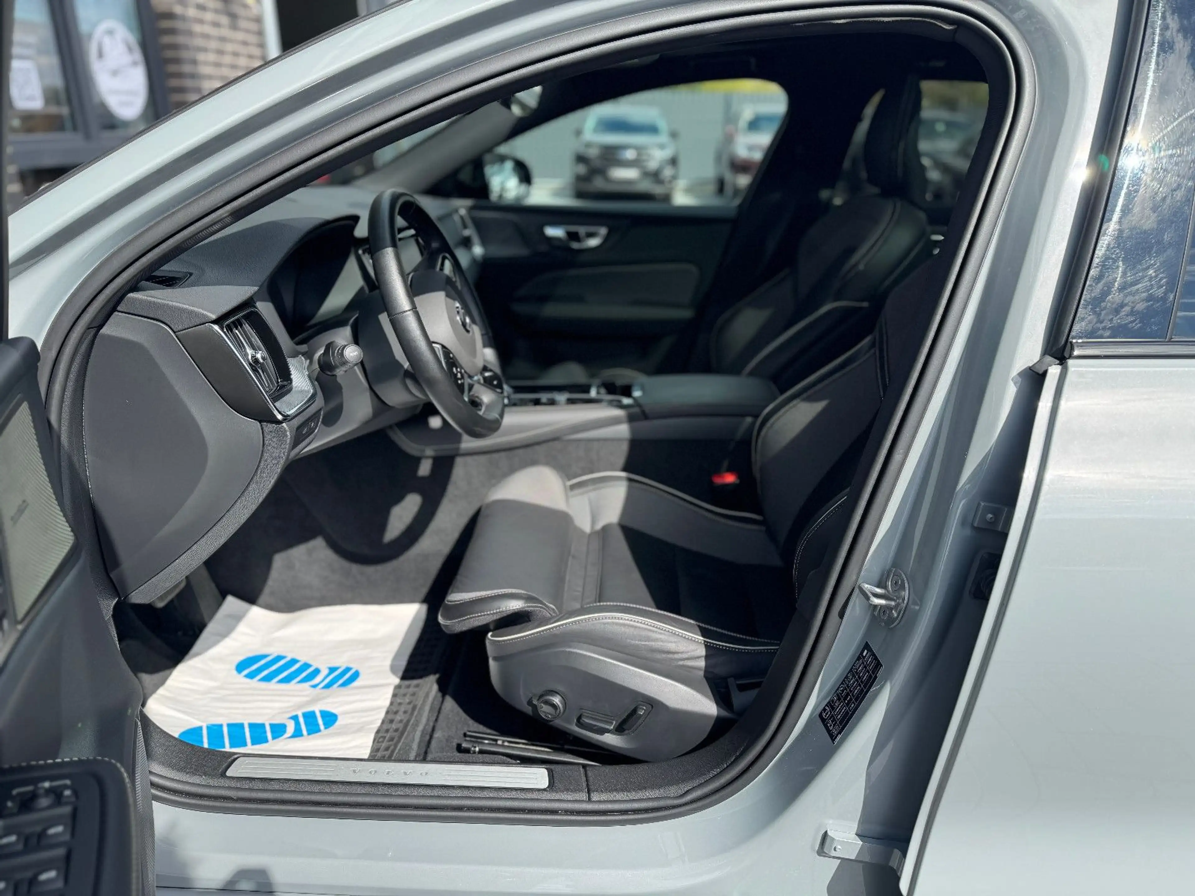 Volvo V60 Kombi Plus Dark Recharge Plug-In Hybrid AWD — photo 10