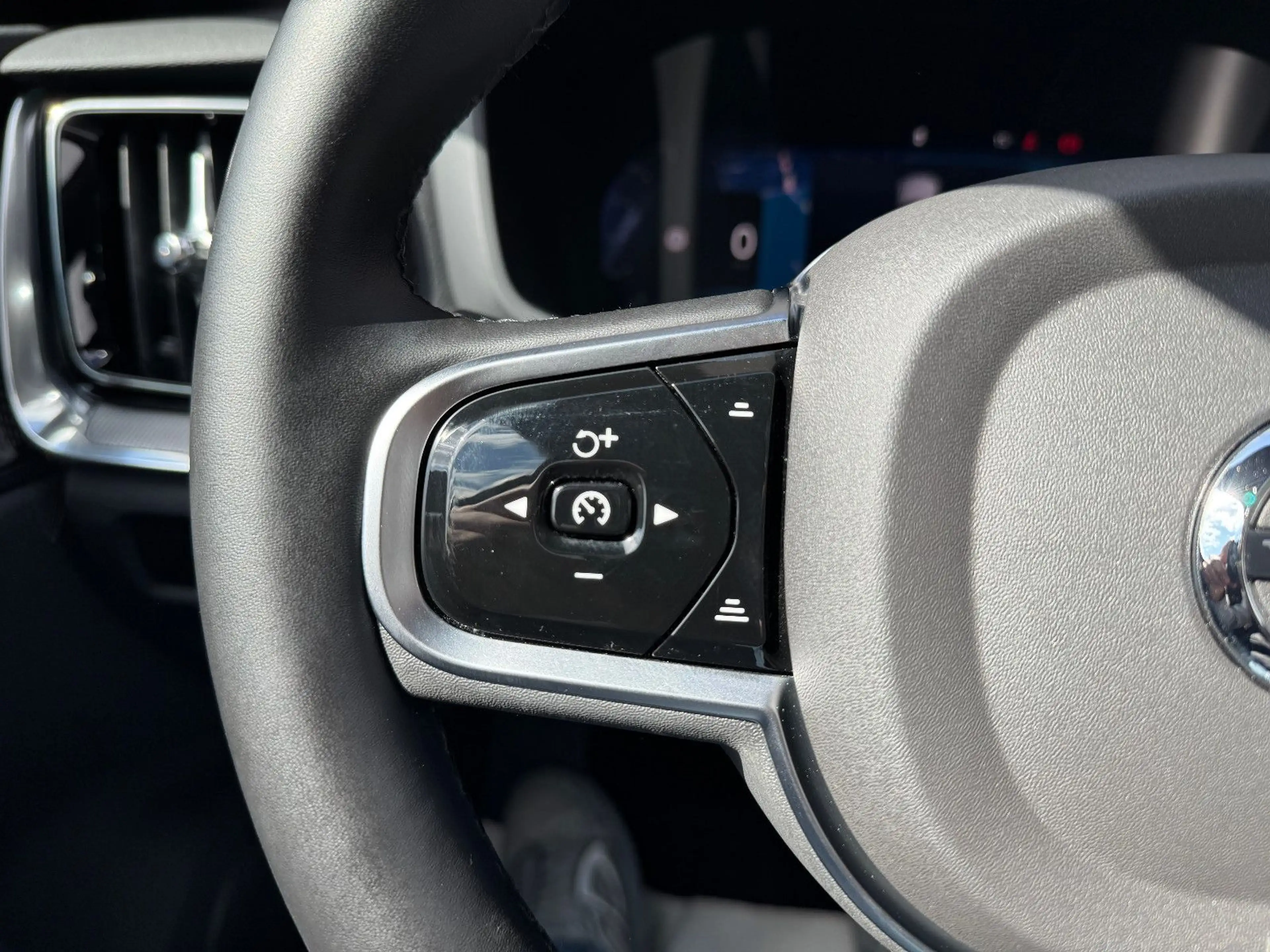 Volvo V60 Kombi Plus Dark Recharge Plug-In Hybrid AWD — photo 15