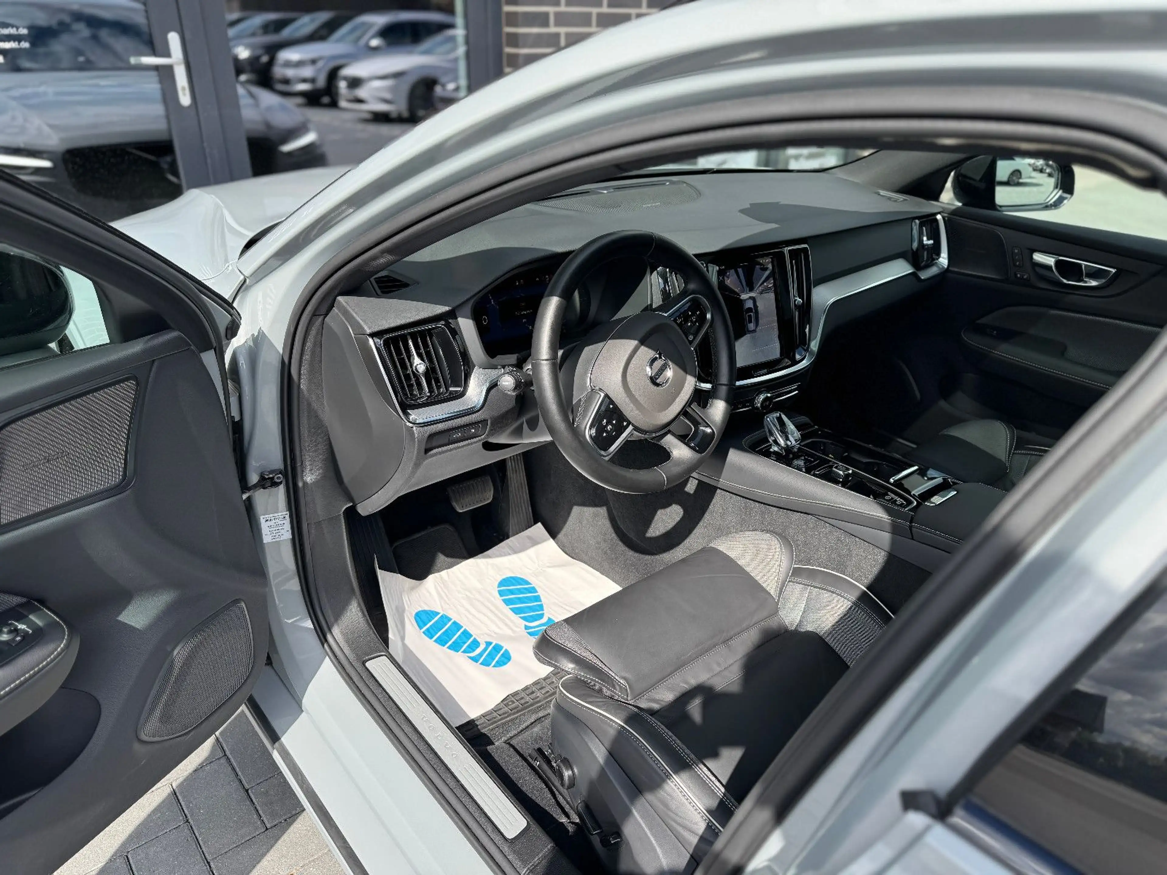 Volvo V60 Kombi Plus Dark Recharge Plug-In Hybrid AWD — photo 12