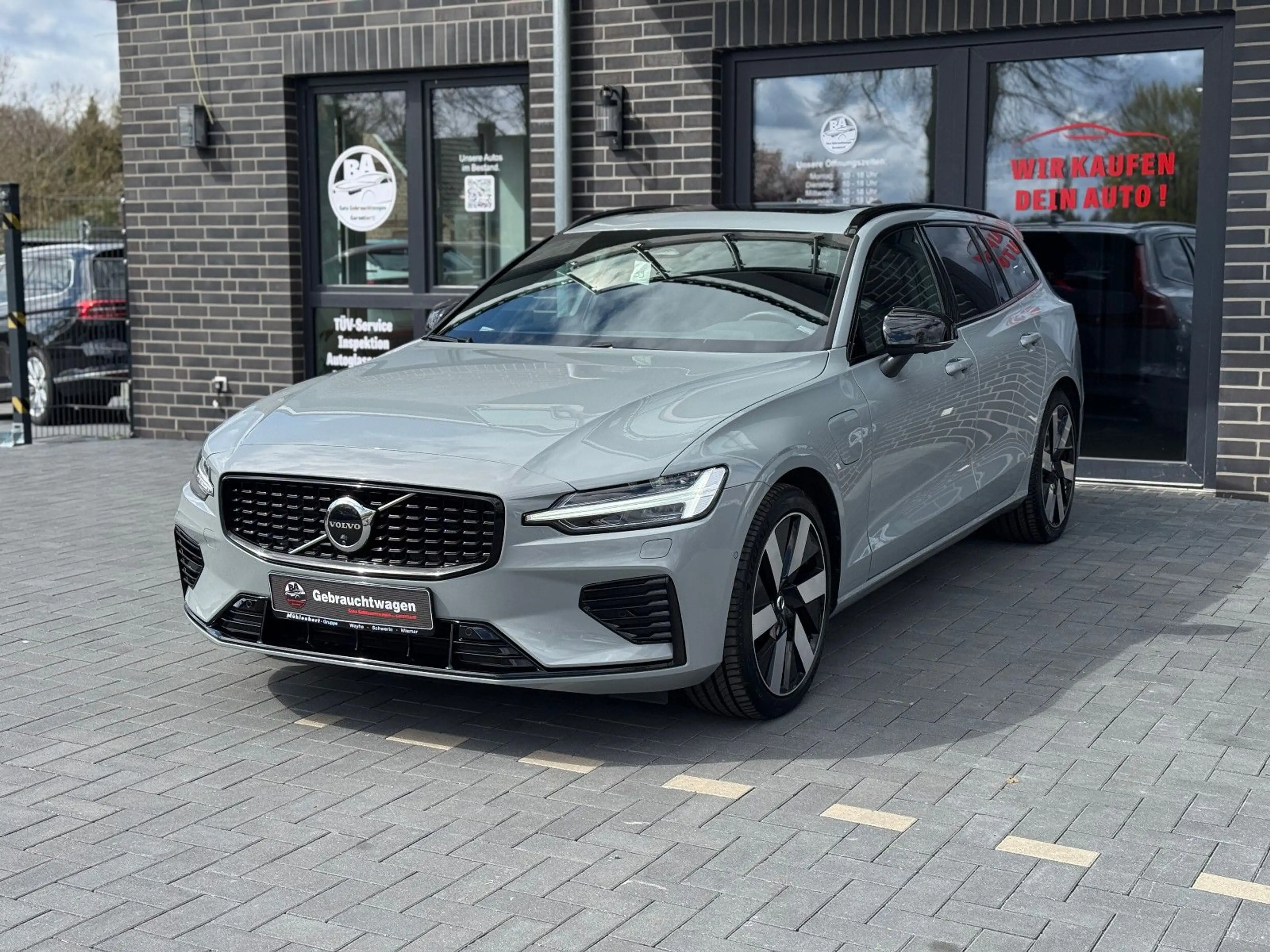 Volvo V60 Kombi Plus Dark Recharge Plug-In Hybrid AWD