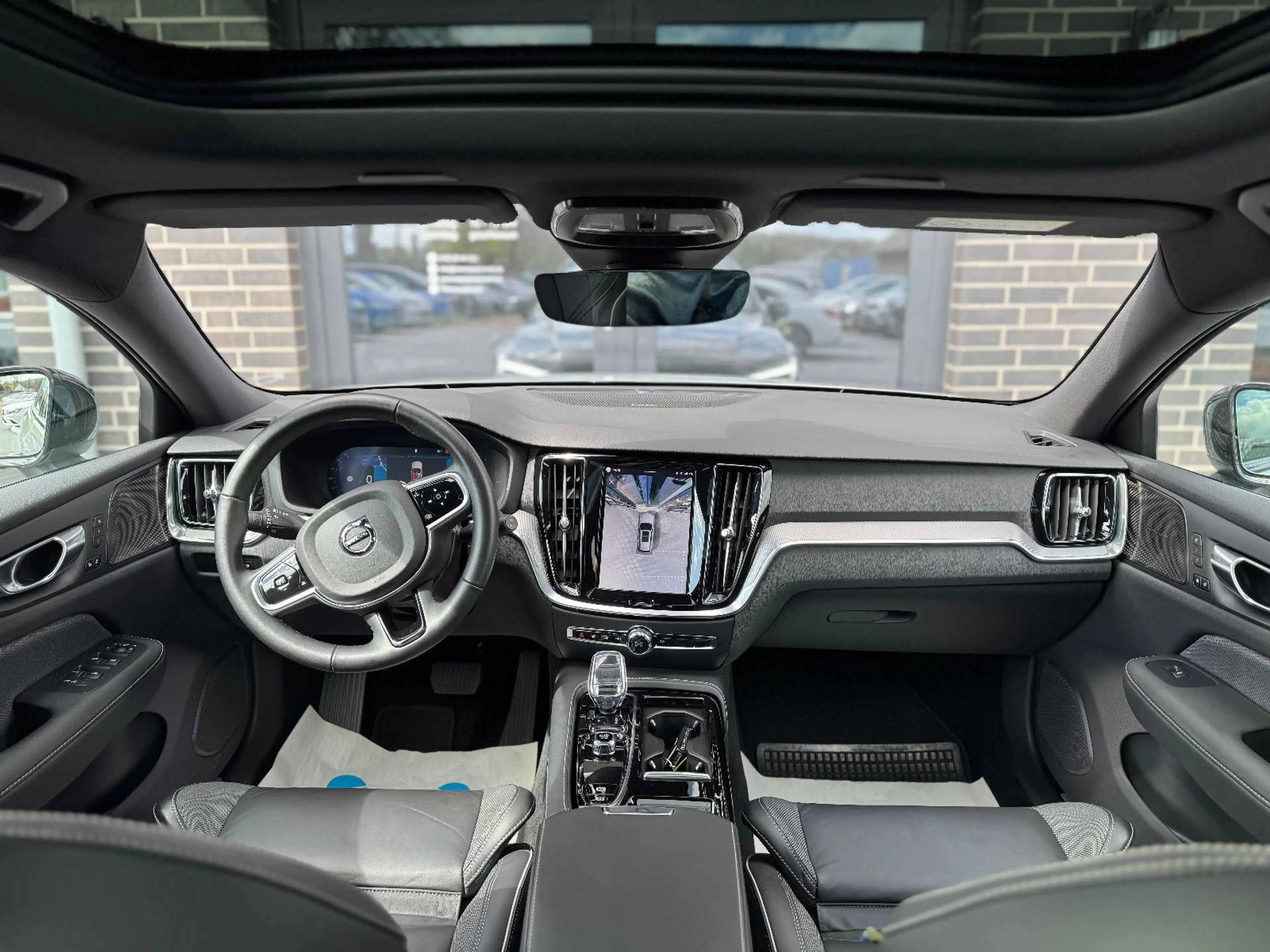 Volvo V60 Kombi Plus Dark Recharge Plug-In Hybrid AWD — photo 13