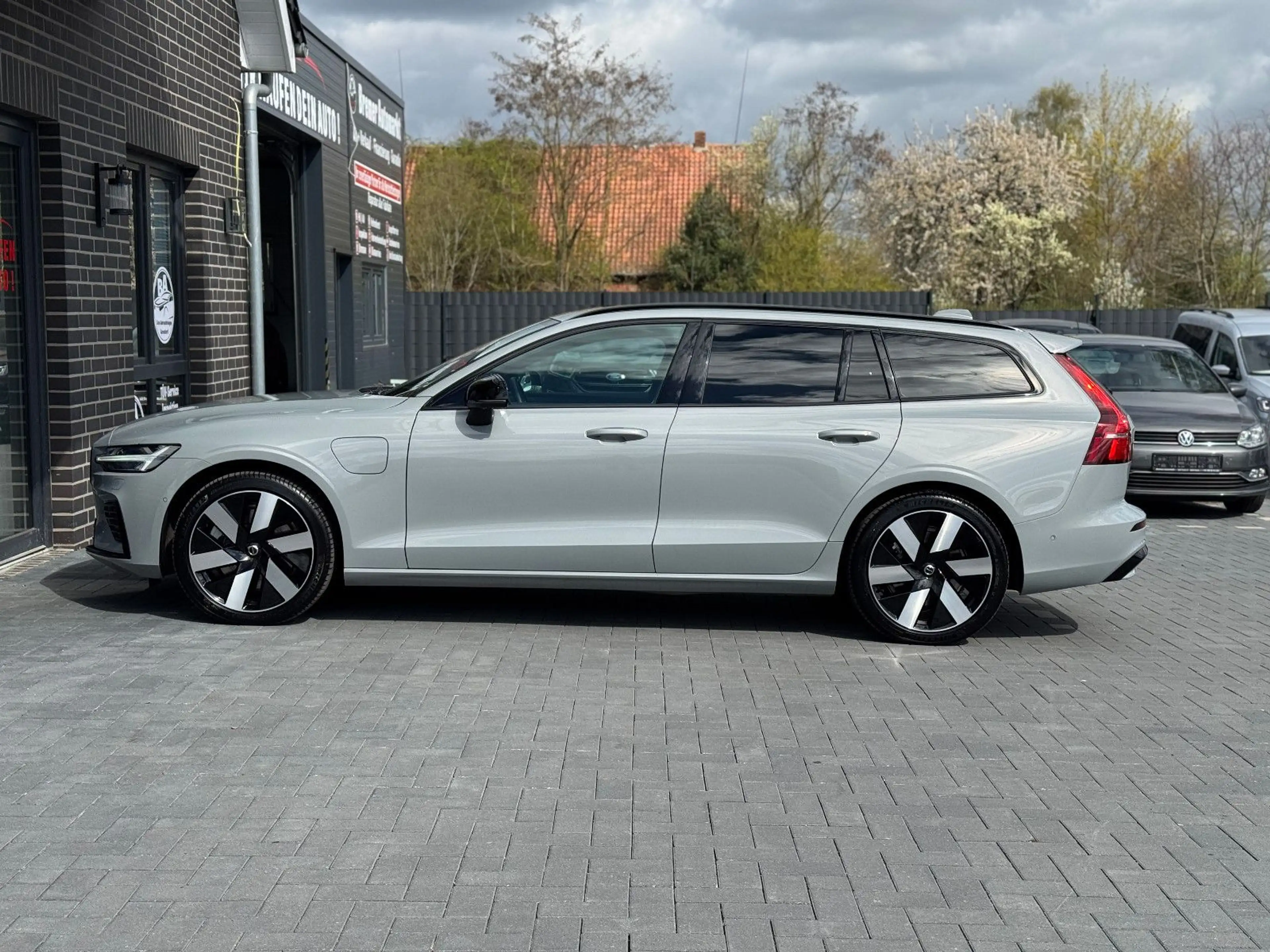 Volvo V60 Kombi Plus Dark Recharge Plug-In Hybrid AWD — photo 8