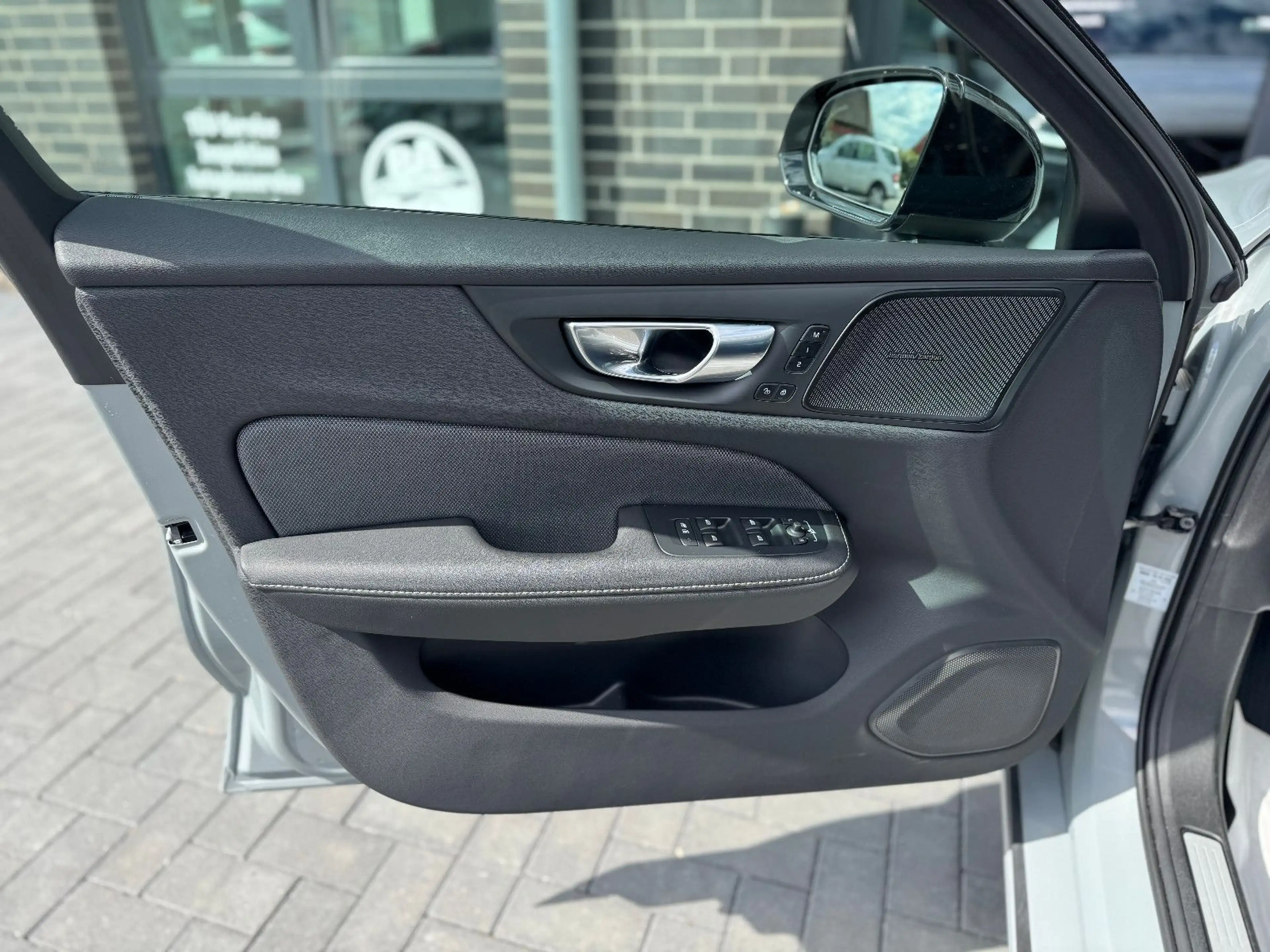 Volvo V60 Kombi Plus Dark Recharge Plug-In Hybrid AWD — photo 11