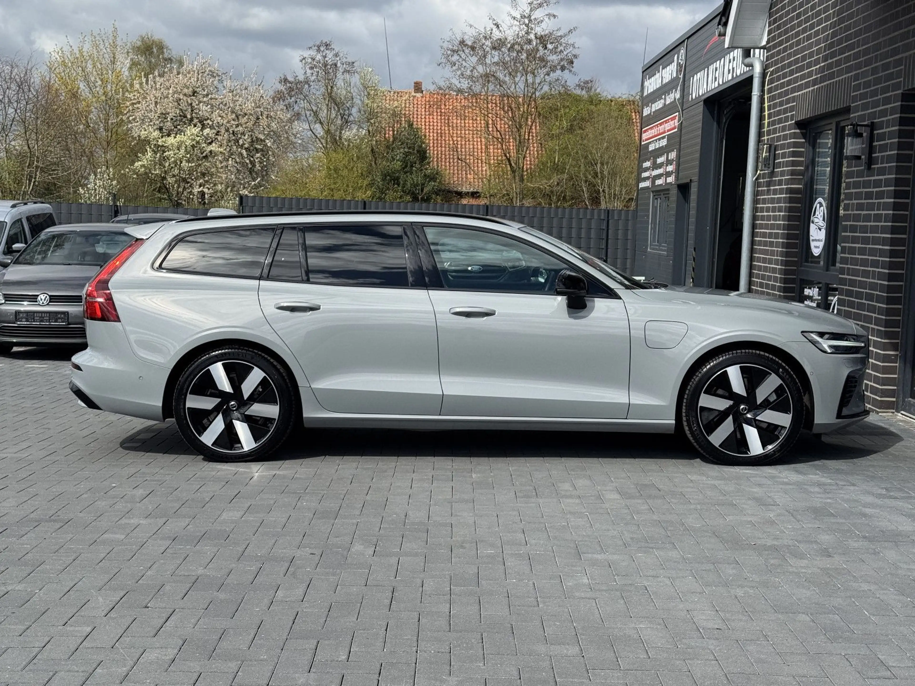 Volvo V60 Kombi Plus Dark Recharge Plug-In Hybrid AWD — photo 4
