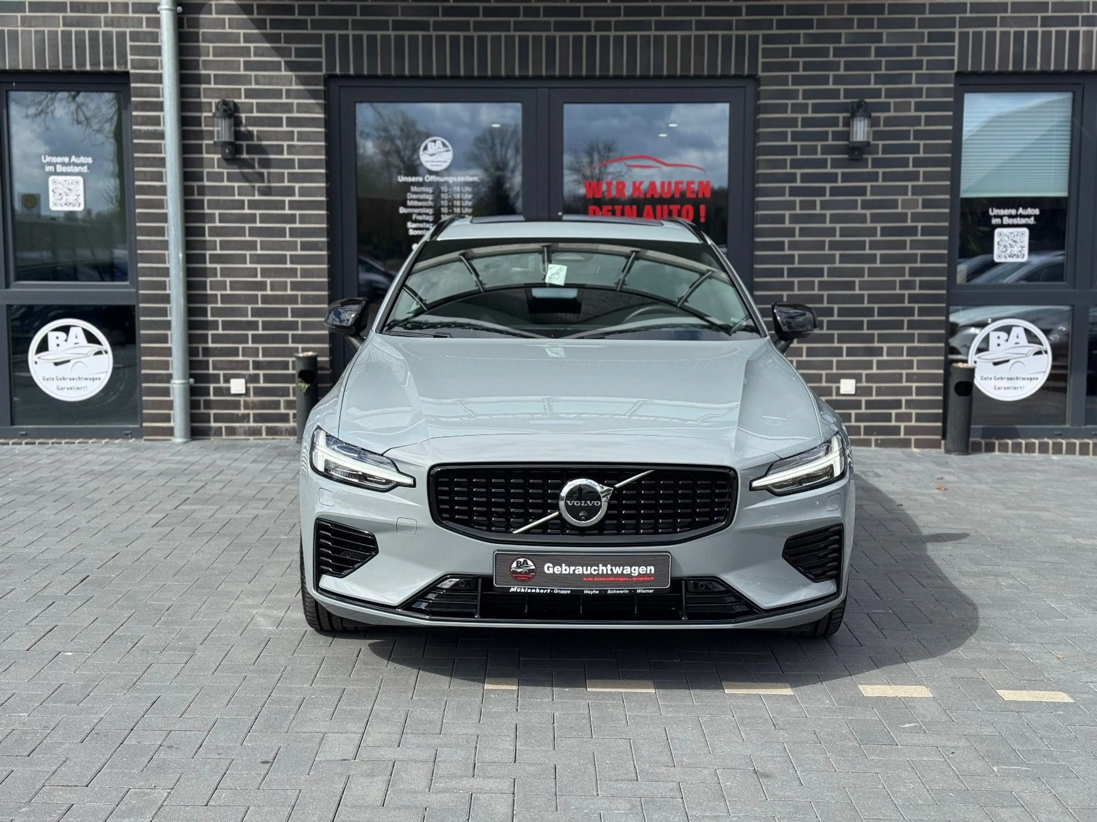 Volvo V60 Kombi Plus Dark Recharge Plug-In Hybrid AWD — photo 2