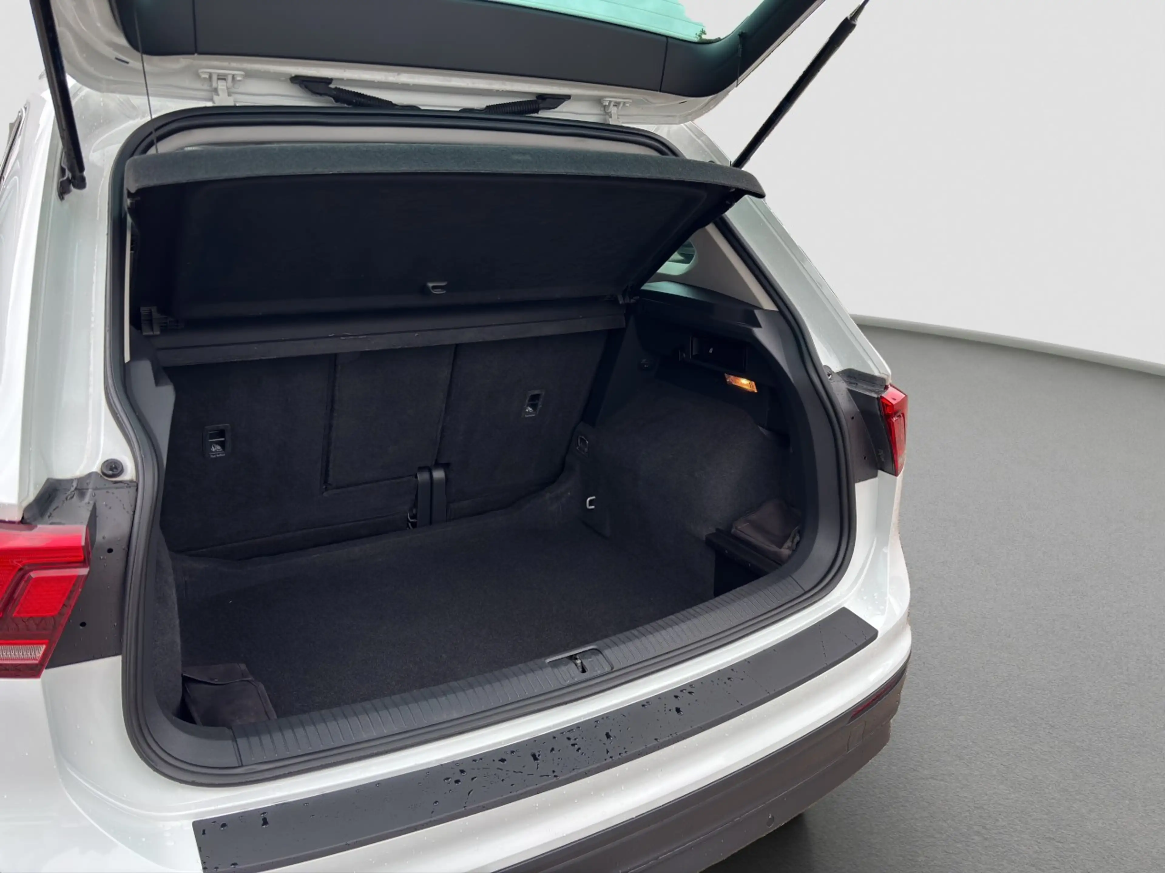 Volkswagen Tiguan 2.0 TDI NAVI PDC AHK TEMPOMAT Klima Navi — photo 14