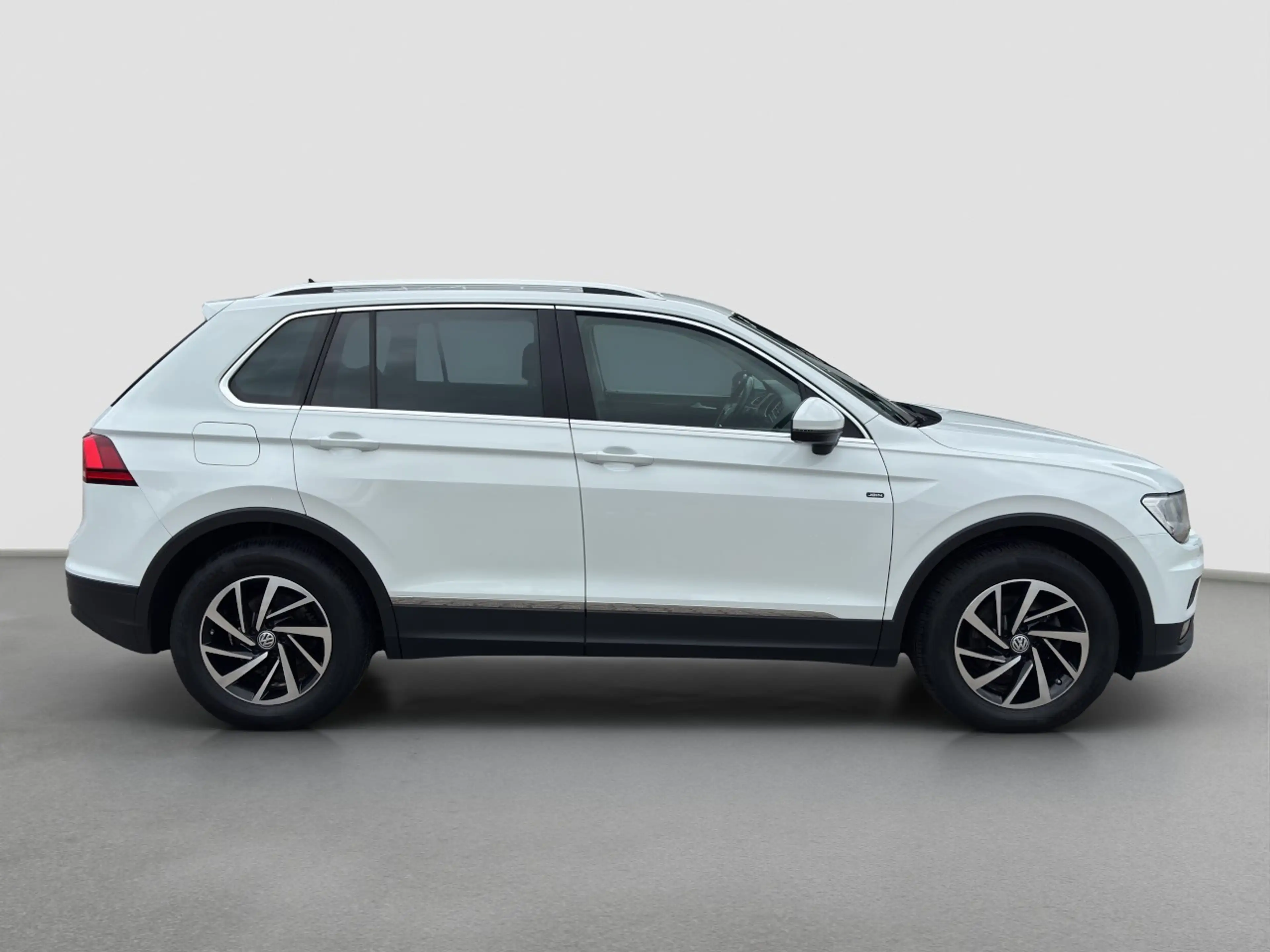 Volkswagen Tiguan 2.0 TDI NAVI PDC AHK TEMPOMAT Klima Navi — photo 6