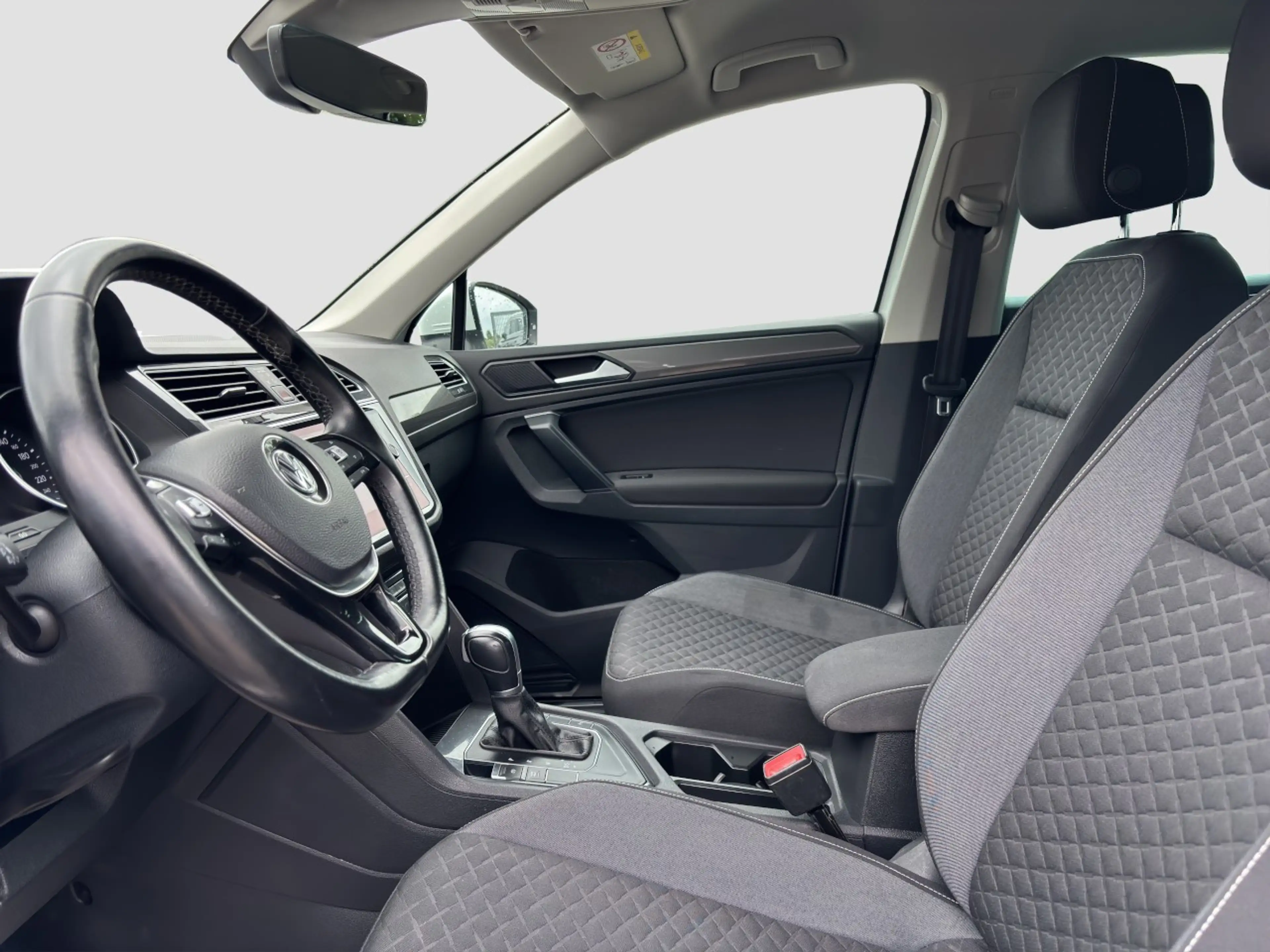 Volkswagen Tiguan 2.0 TDI NAVI PDC AHK TEMPOMAT Klima Navi — photo 9